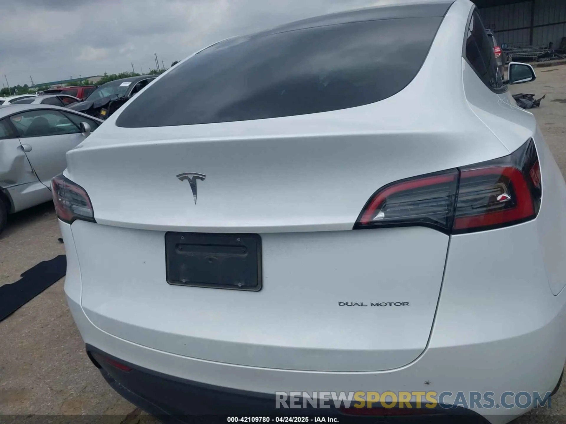 15 fotografías del automóvil dañado 7SAYGDEEXPA148680 TESLA MODEL Y 2023