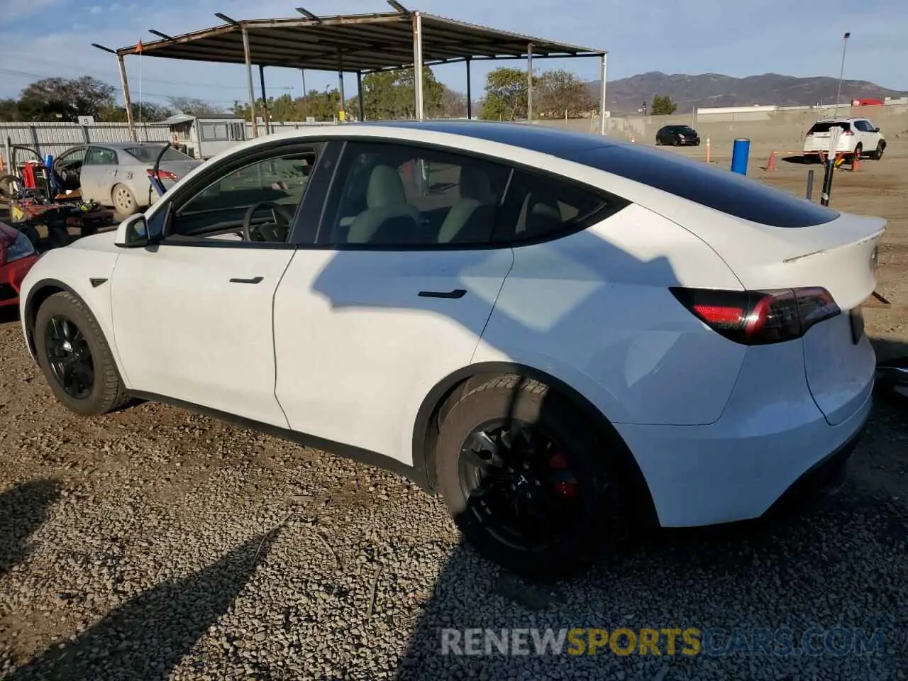 2 fotografías del automóvil dañado 7SAYGDEF0PF702093 TESLA MODEL Y 2023