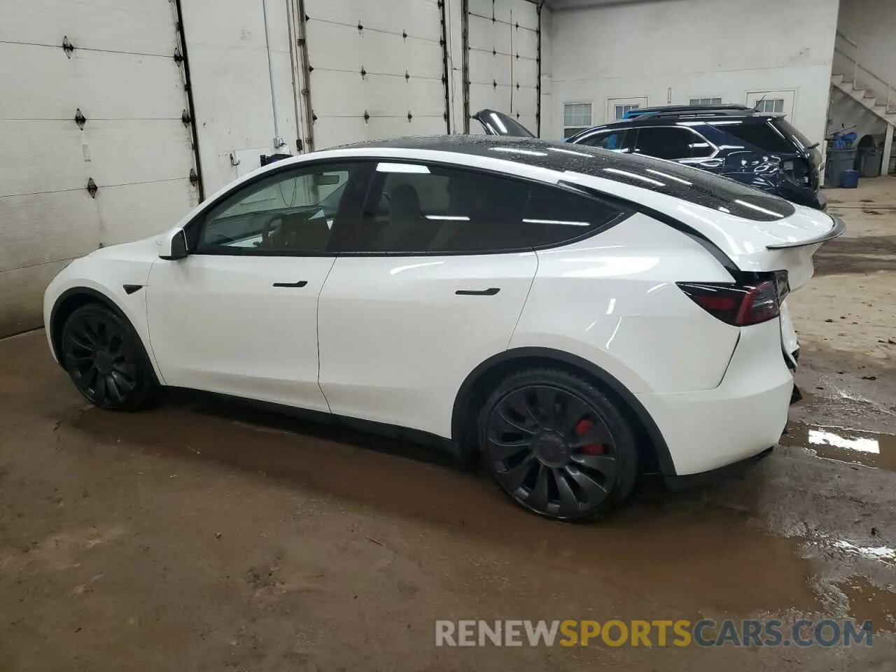 2 fotografías del automóvil dañado 7SAYGDEF0PF830804 TESLA MODEL Y 2023