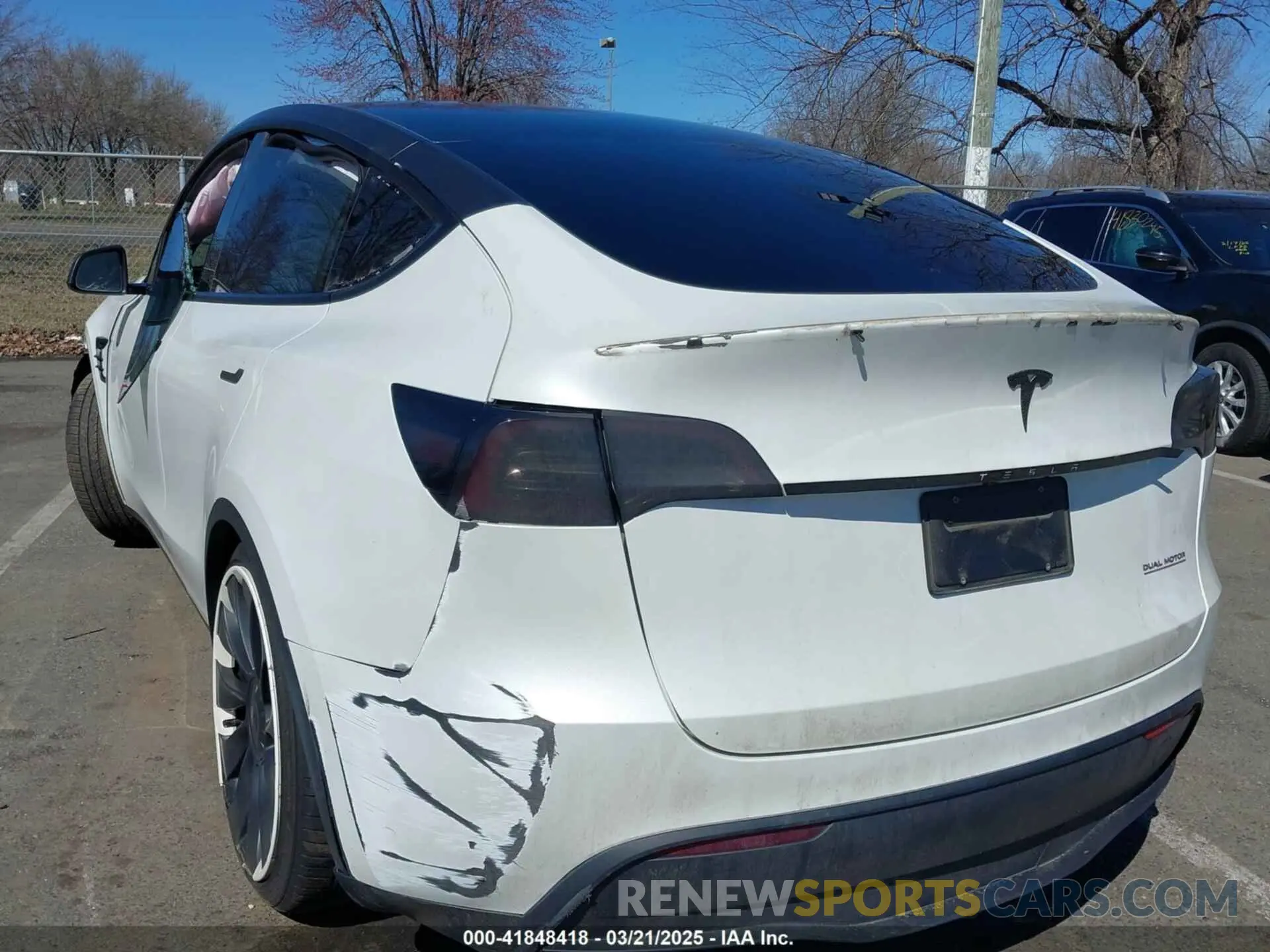 3 fotografías del automóvil dañado 7SAYGDEF2PF775367 TESLA MODEL Y 2023