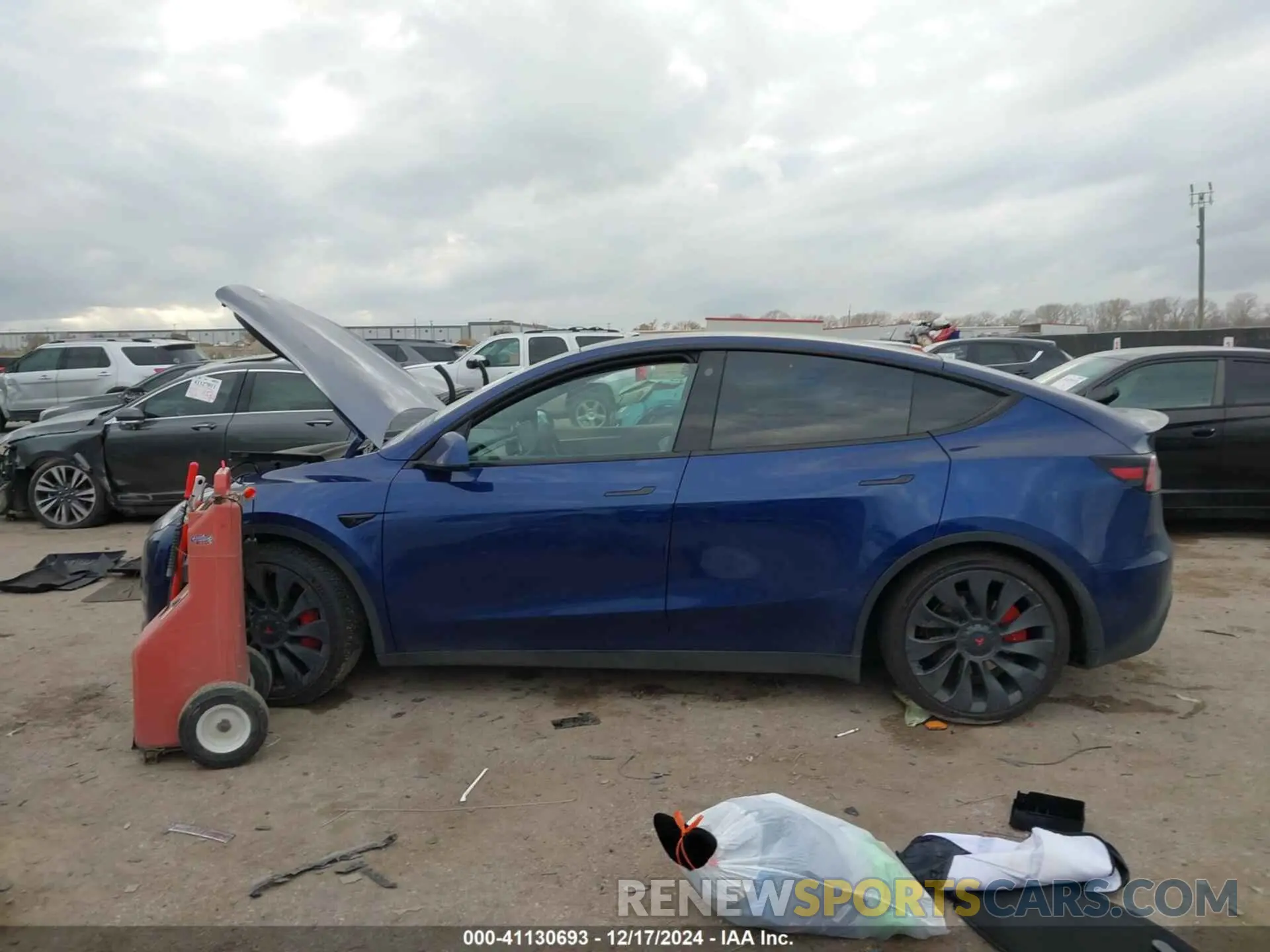 13 fotografías del automóvil dañado 7SAYGDEF3PF755077 TESLA MODEL Y 2023