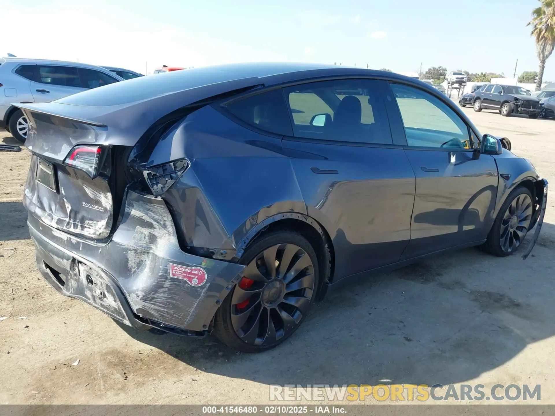 4 fotografías del automóvil dañado 7SAYGDEF5PF823122 TESLA MODEL Y 2023