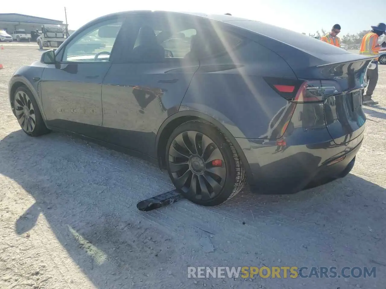 2 fotografías del automóvil dañado 7SAYGDEF5PF915038 TESLA MODEL Y 2023