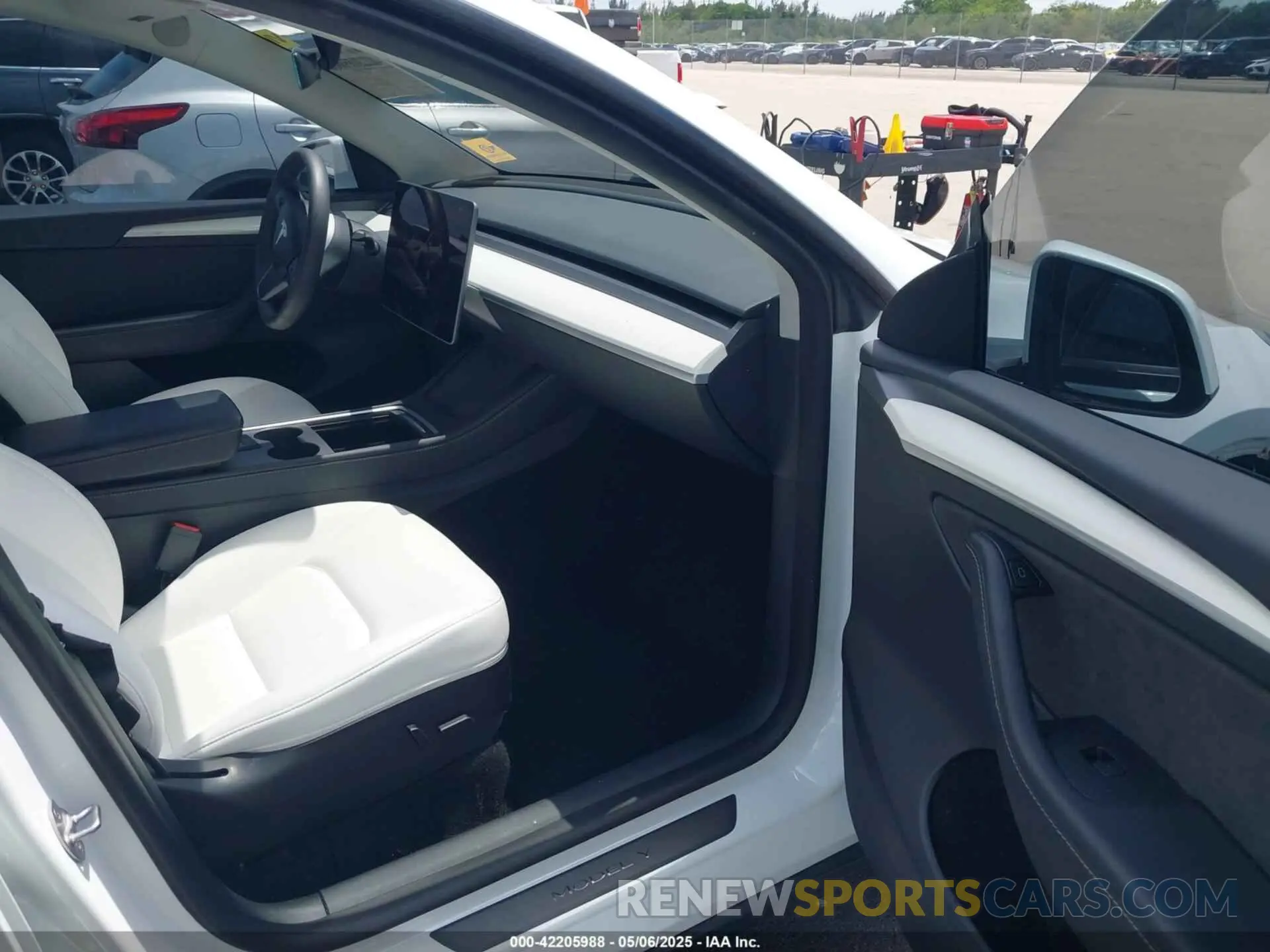 5 fotografías del automóvil dañado 7SAYGDEF9PF620024 TESLA MODEL Y 2023