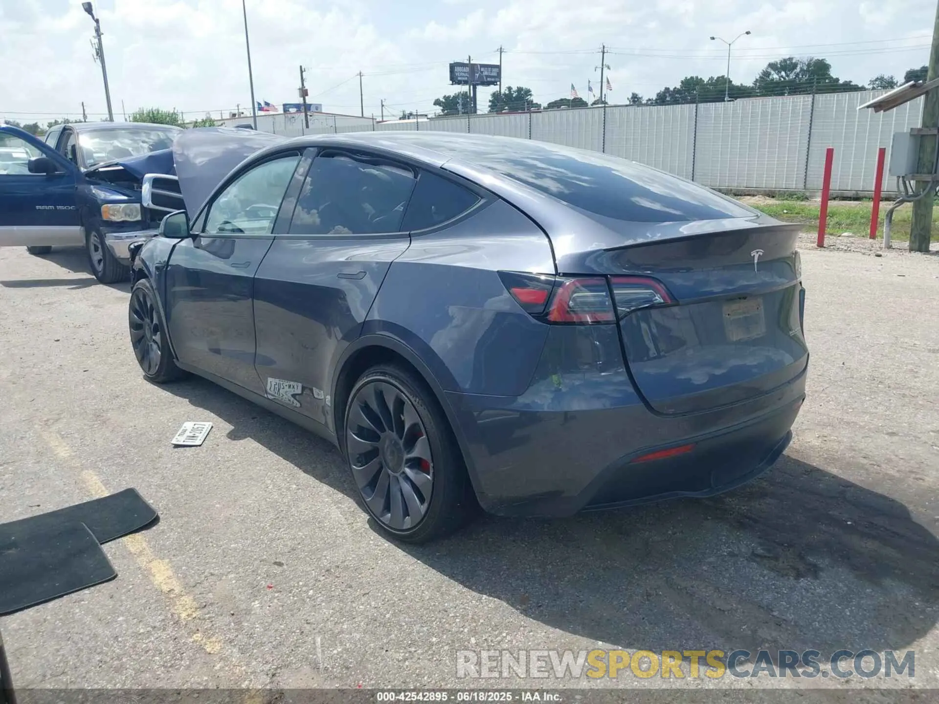 3 fotografías del automóvil dañado 7SAYGDEF9PF940492 TESLA MODEL Y 2023