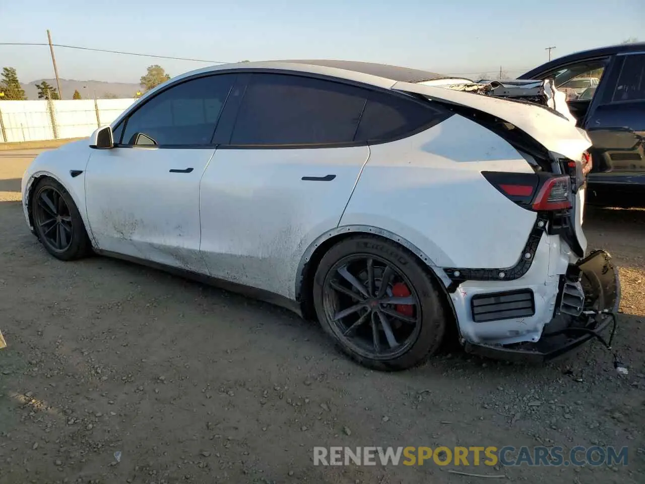2 fotografías del automóvil dañado 7SAYGDEFXPF814951 TESLA MODEL Y 2023