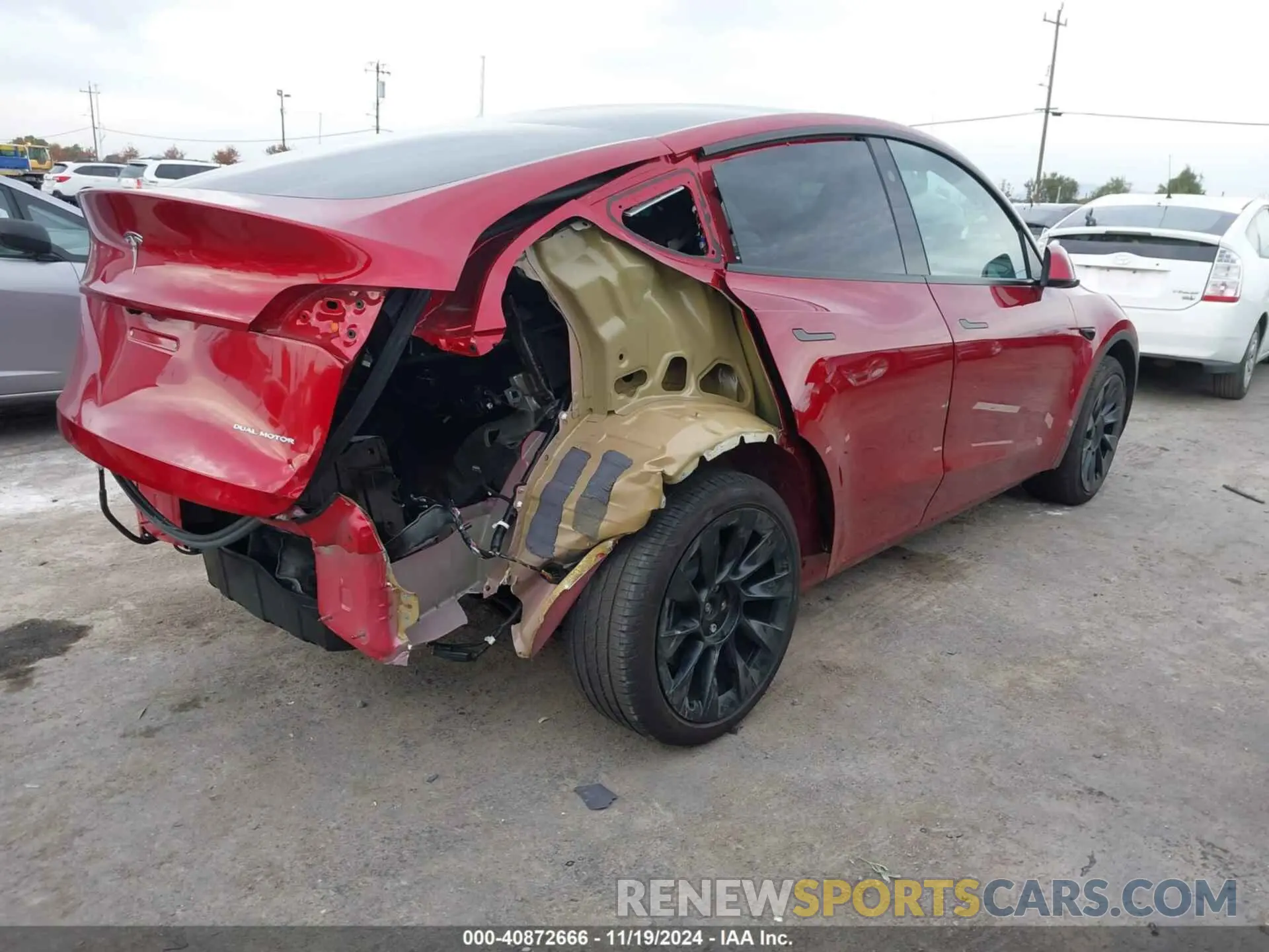 4 fotografías del automóvil dañado 7SAYGAEE0RF017553 TESLA MODEL Y 2024