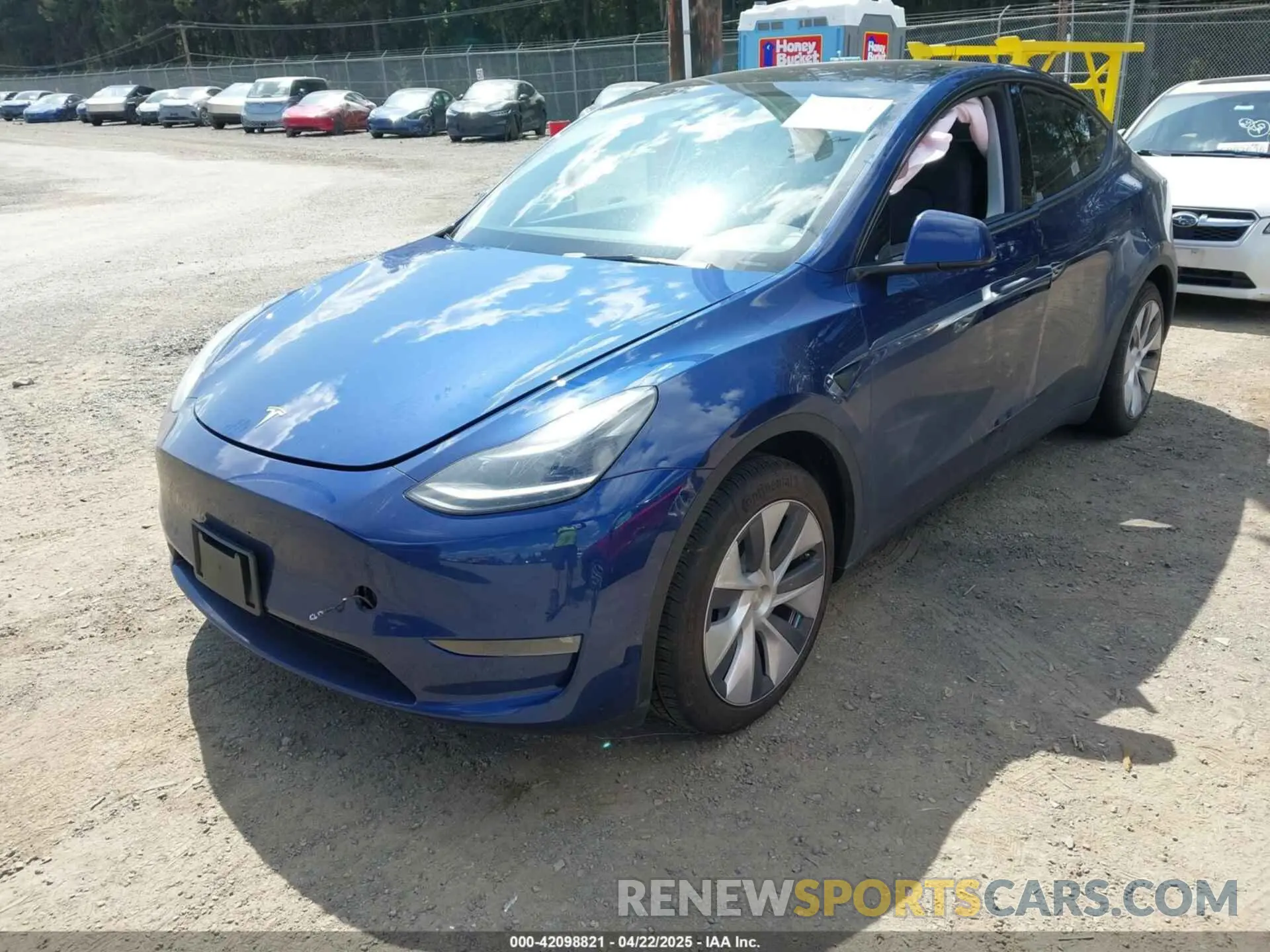 2 fotografías del automóvil dañado 7SAYGAEE0RF074822 TESLA MODEL Y 2024