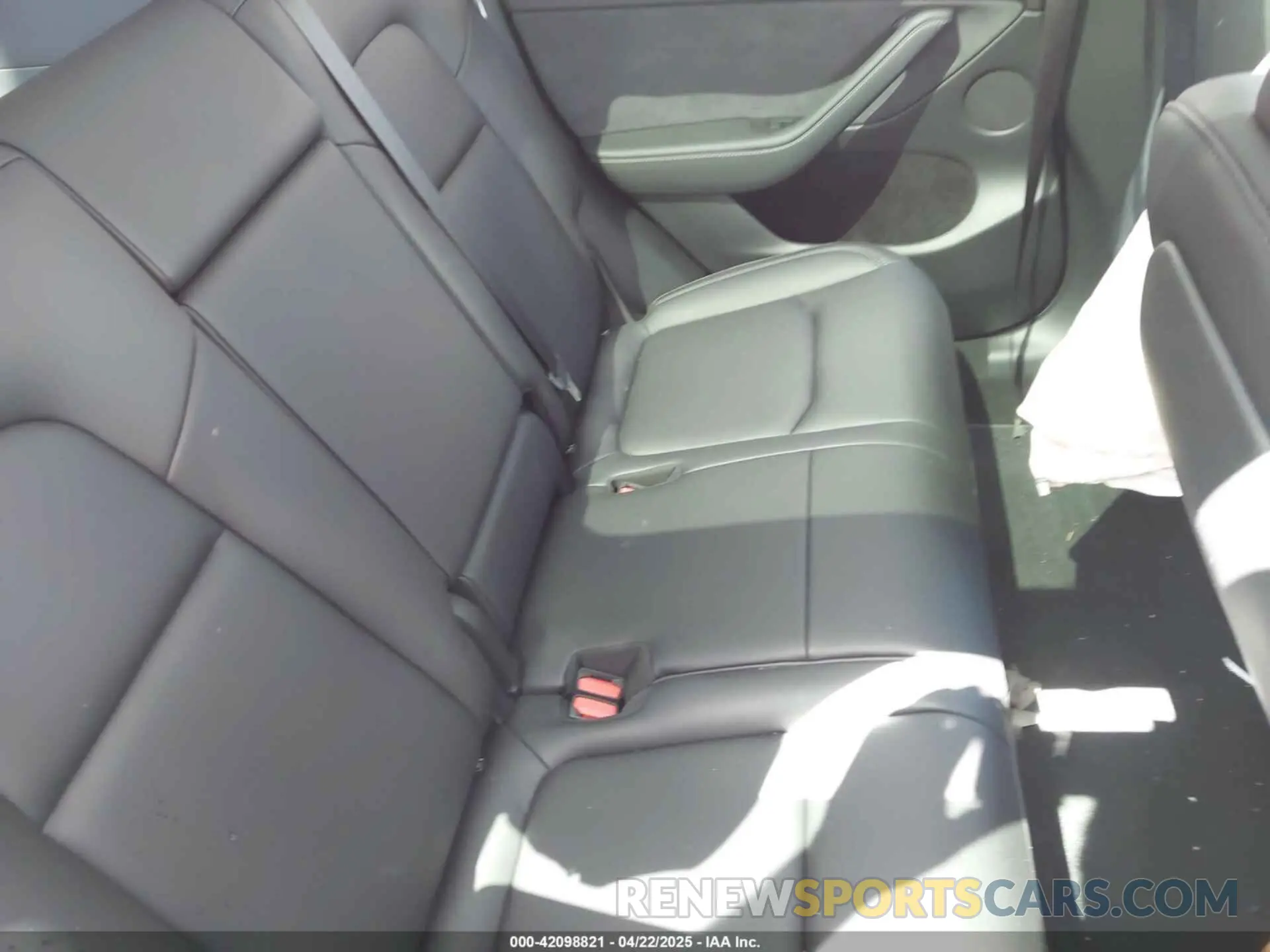 8 fotografías del automóvil dañado 7SAYGAEE0RF074822 TESLA MODEL Y 2024