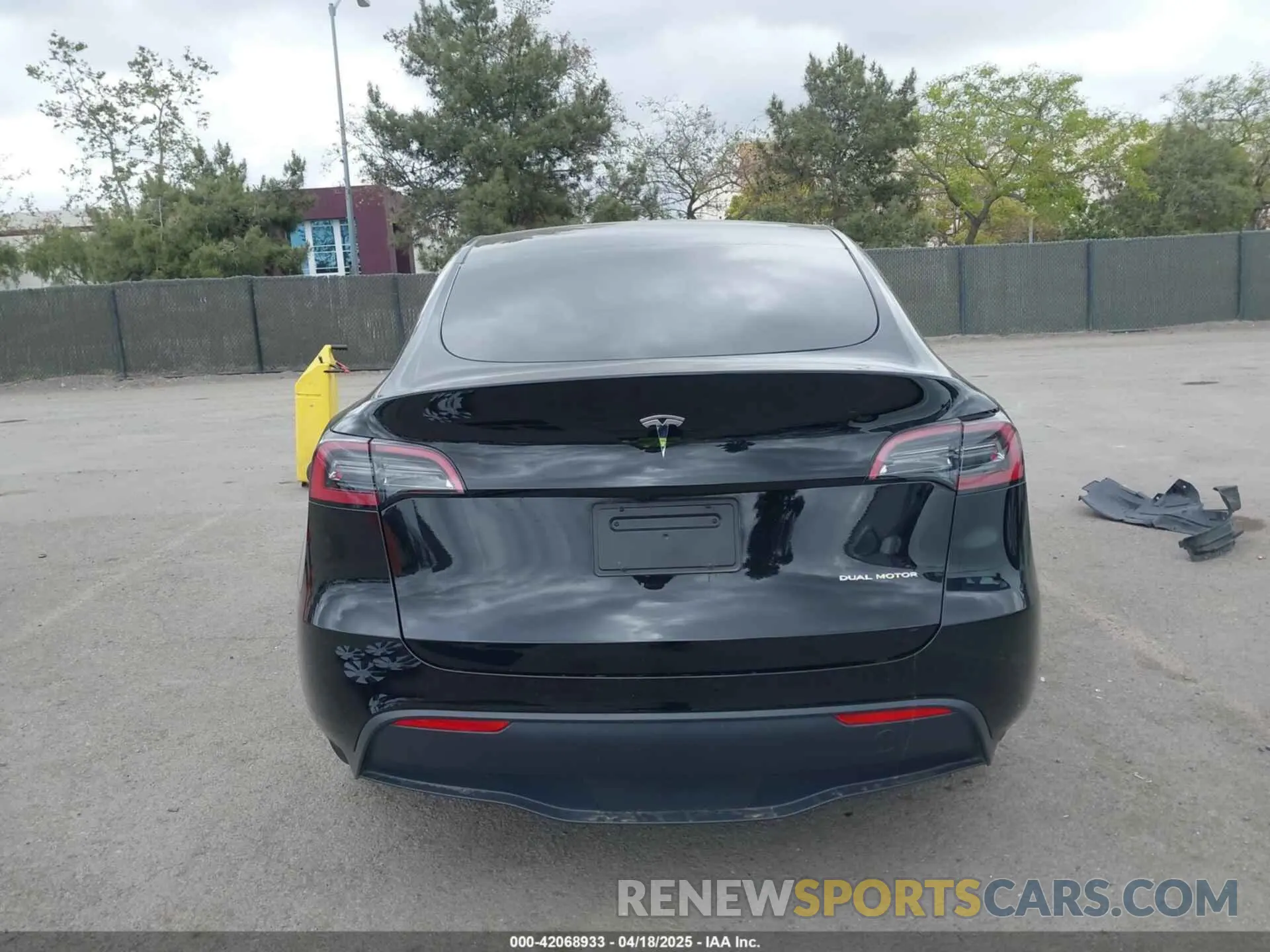 17 fotografías del automóvil dañado 7SAYGAEE1RF085988 TESLA MODEL Y 2024