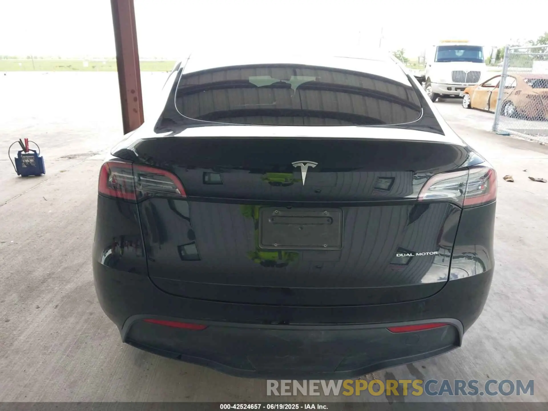 16 fotografías del automóvil dañado 7SAYGAEE1RF151875 TESLA MODEL Y 2024
