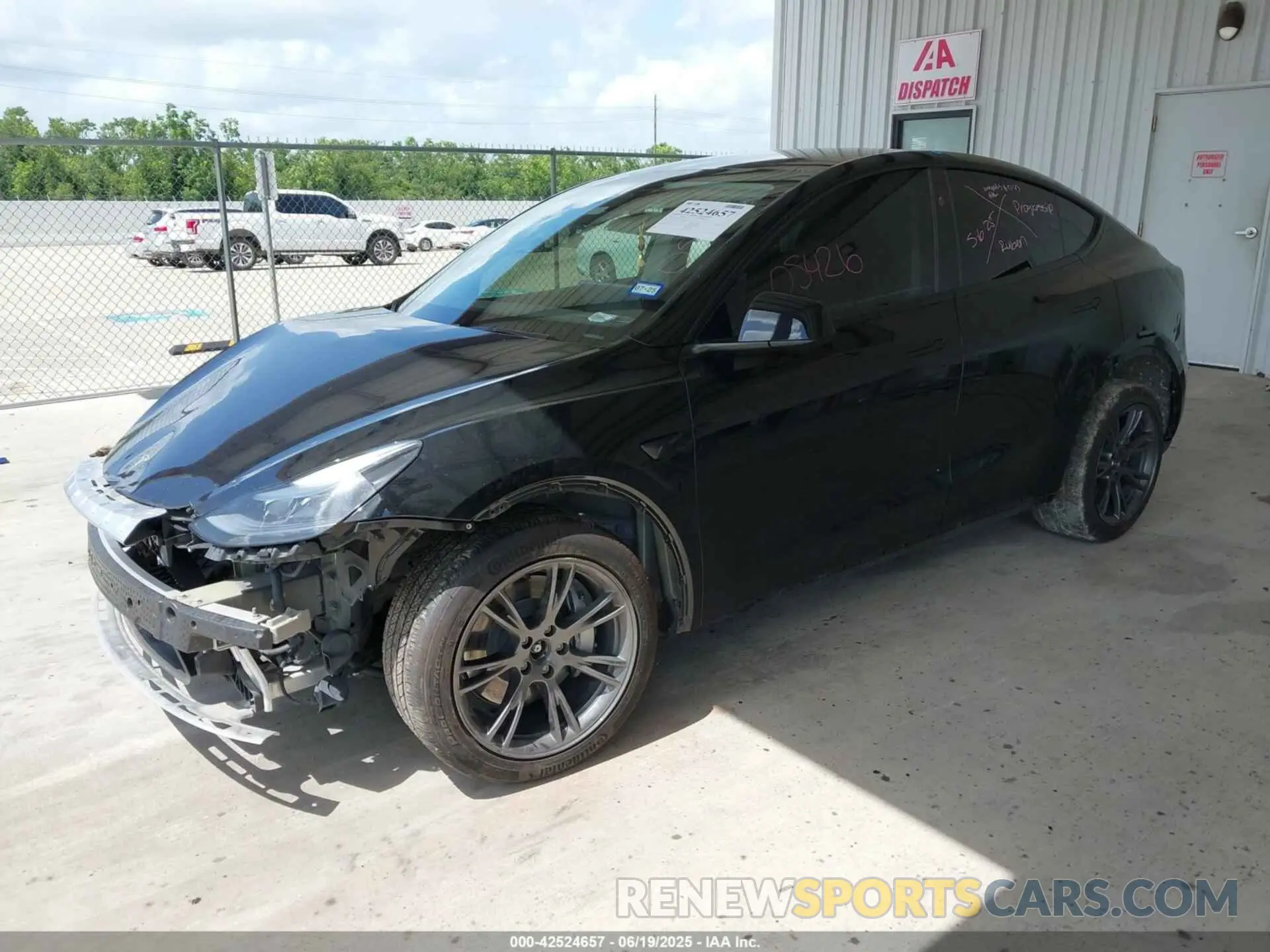 2 fotografías del automóvil dañado 7SAYGAEE1RF151875 TESLA MODEL Y 2024