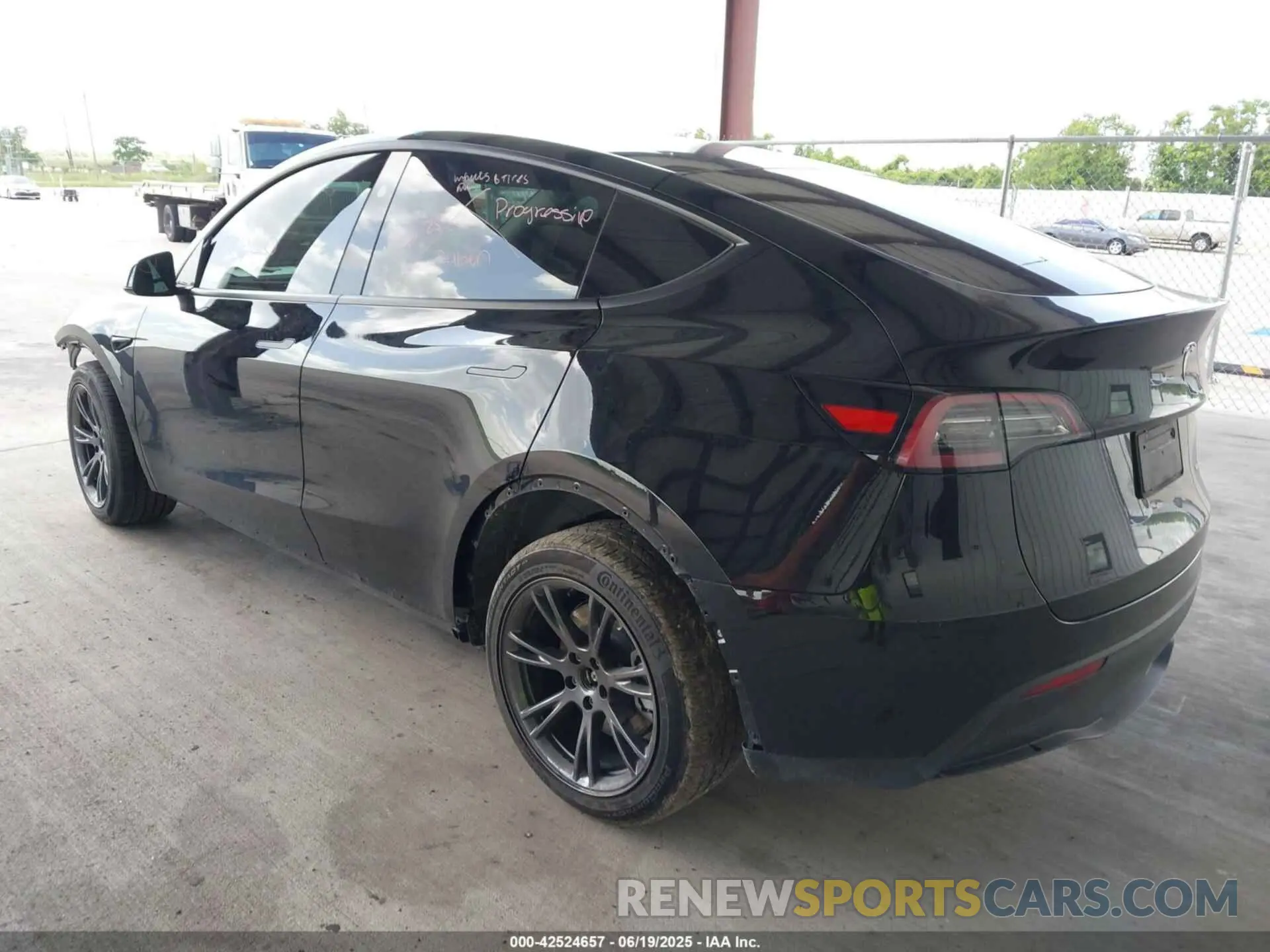 3 fotografías del automóvil dañado 7SAYGAEE1RF151875 TESLA MODEL Y 2024