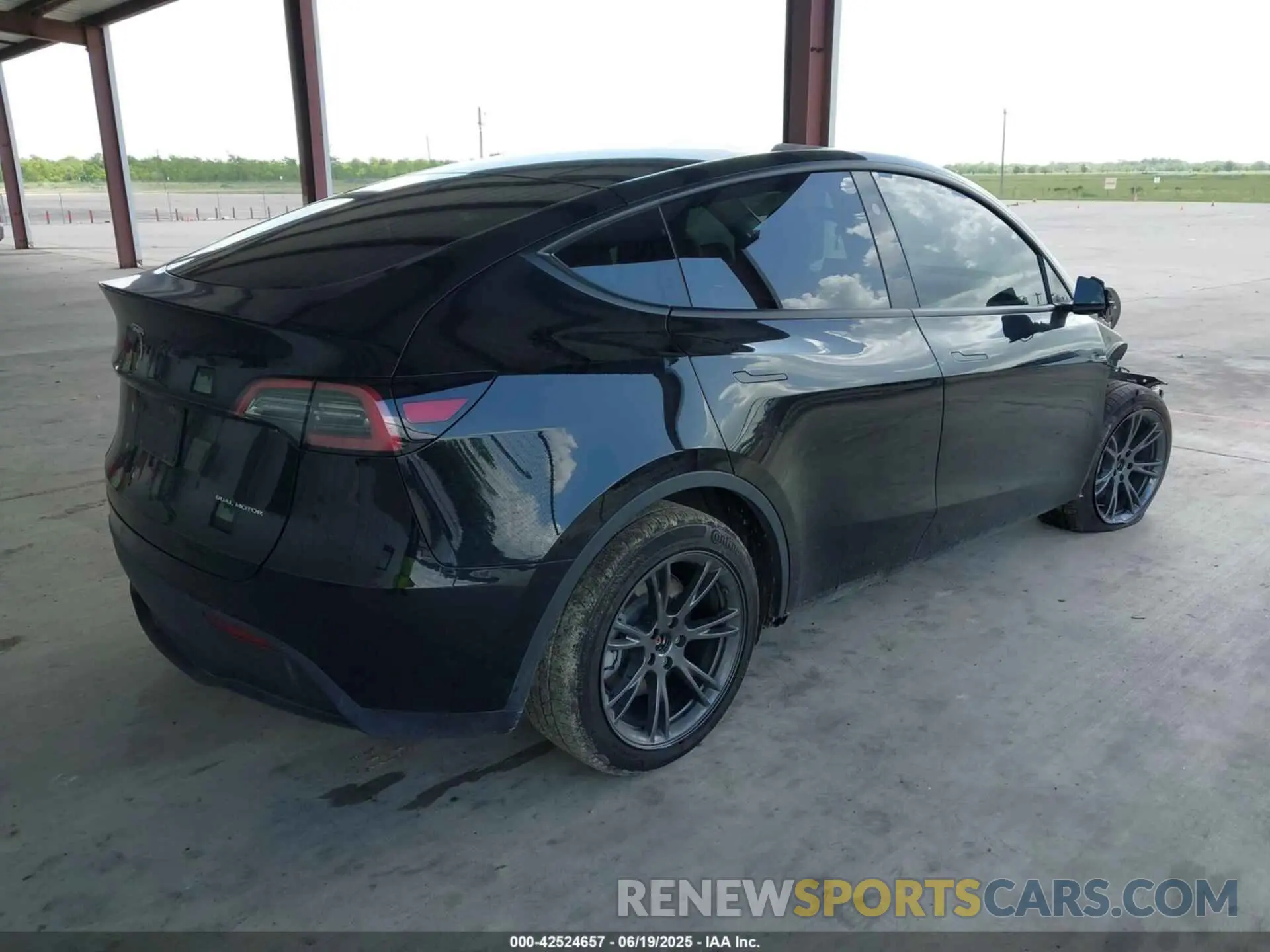 4 fotografías del automóvil dañado 7SAYGAEE1RF151875 TESLA MODEL Y 2024