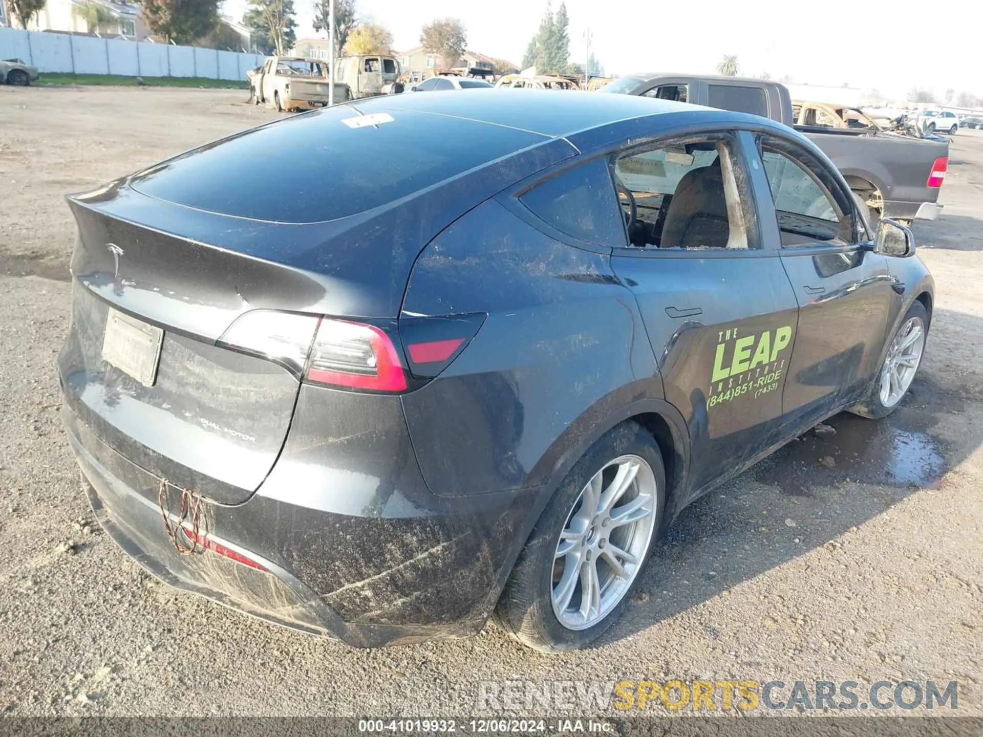 4 fotografías del automóvil dañado 7SAYGAEE2RF047346 TESLA MODEL Y 2024