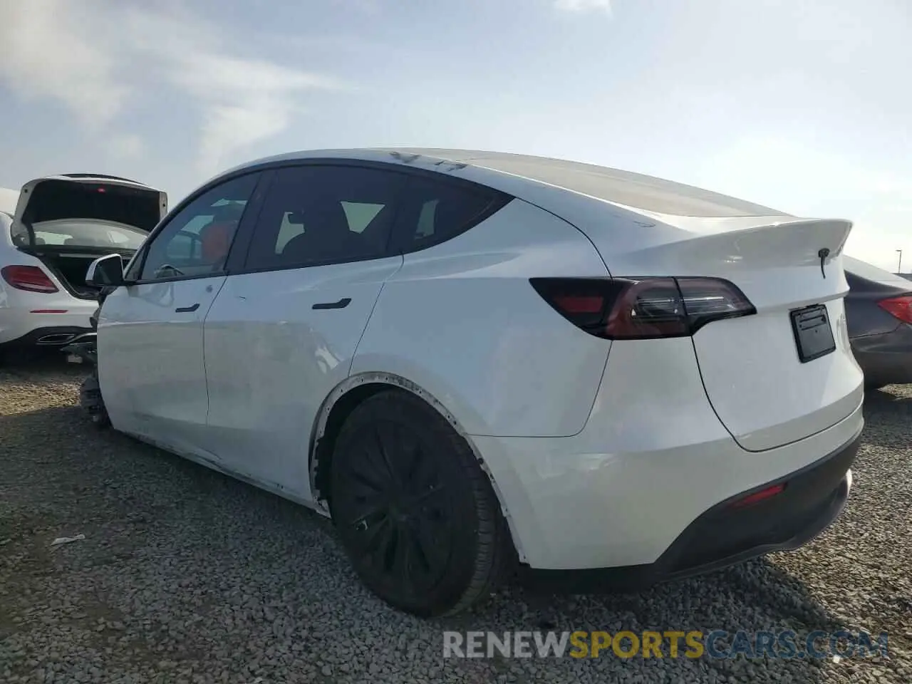 2 fotografías del automóvil dañado 7SAYGAEE2RF086860 TESLA MODEL Y 2024
