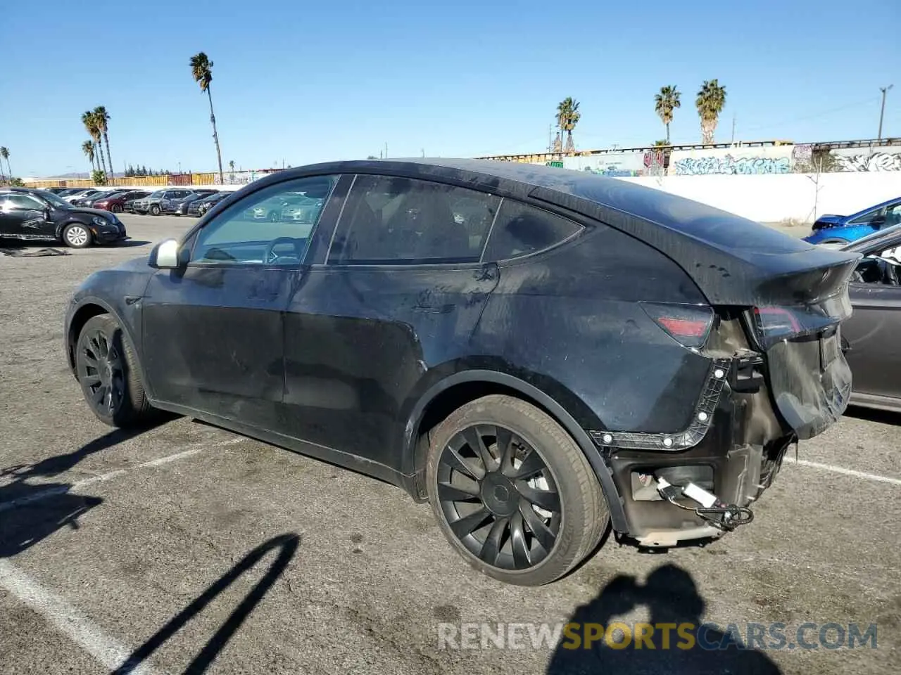 2 fotografías del automóvil dañado 7SAYGAEE2RF984326 TESLA MODEL Y 2024