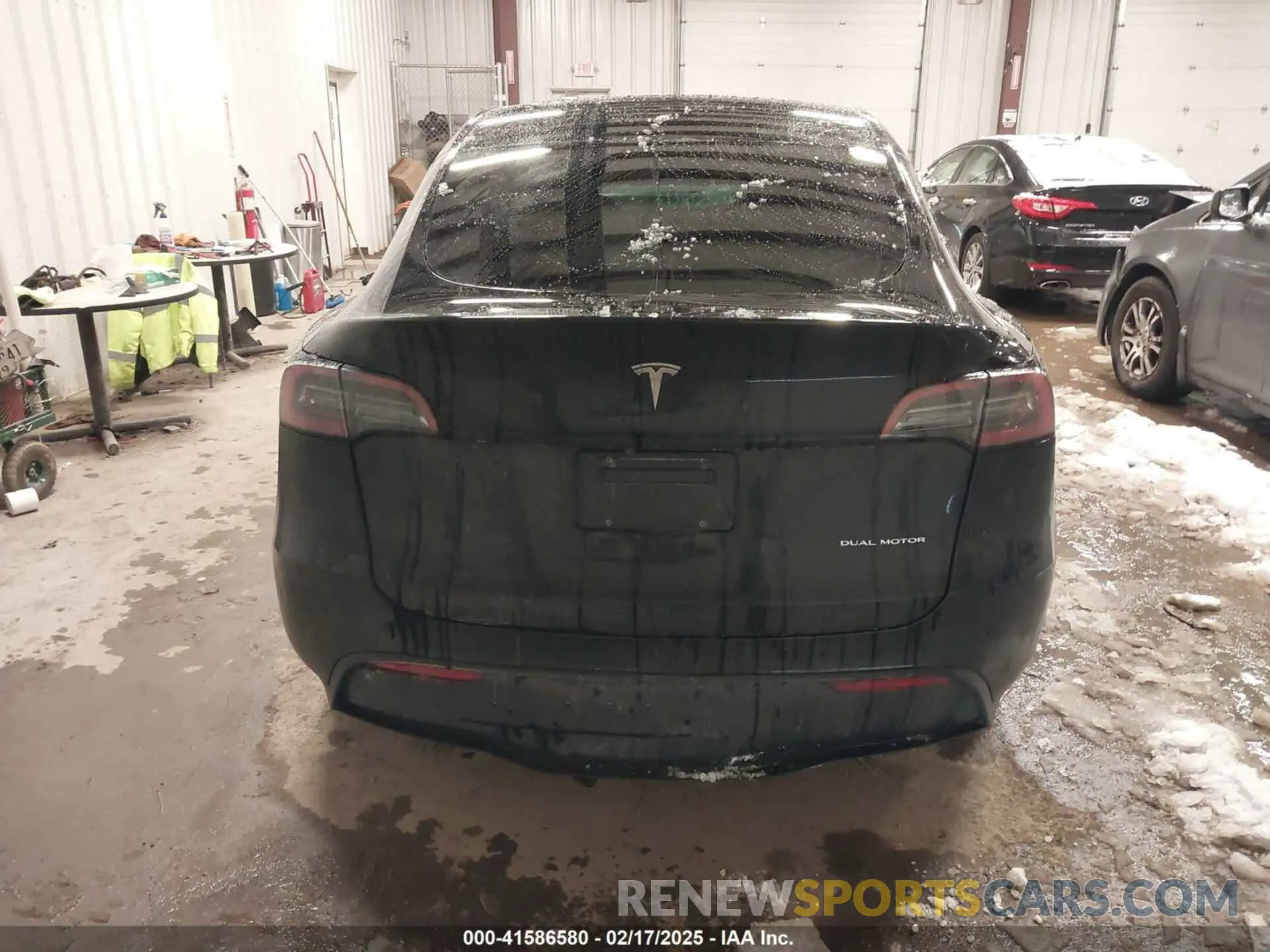 16 fotografías del automóvil dañado 7SAYGAEE3RF023721 TESLA MODEL Y 2024