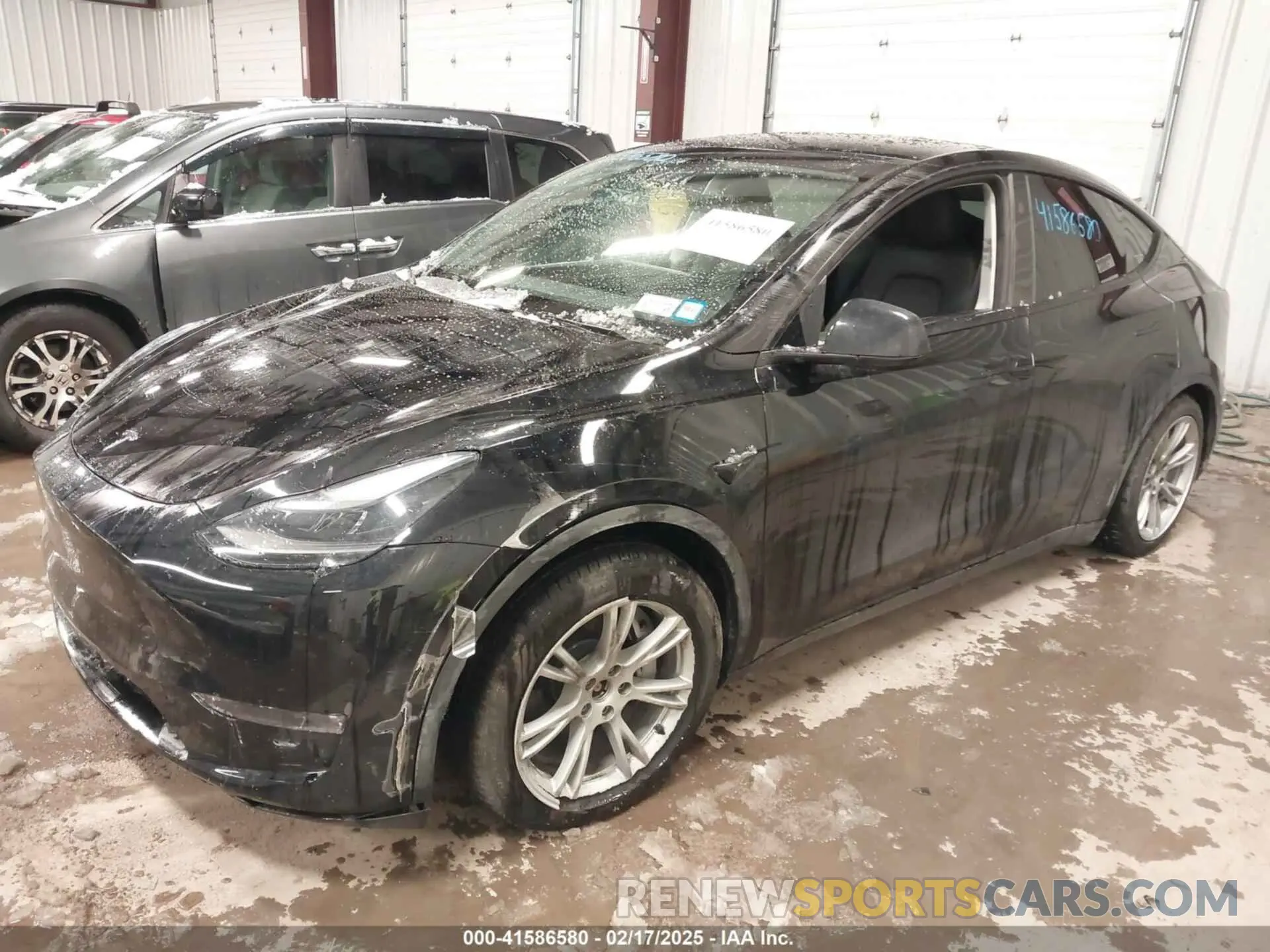 2 fotografías del automóvil dañado 7SAYGAEE3RF023721 TESLA MODEL Y 2024