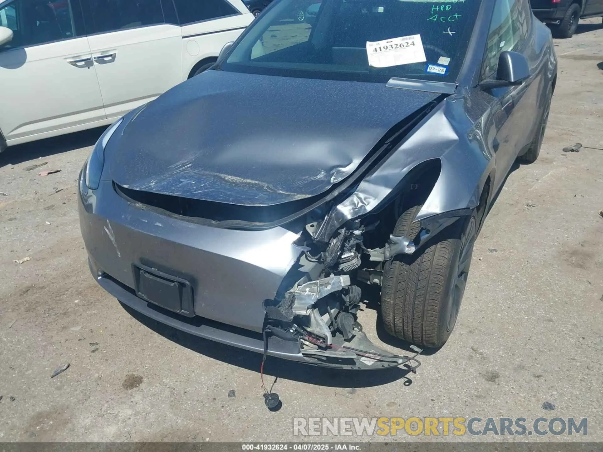 11 fotografías del automóvil dañado 7SAYGAEE3RF153644 TESLA MODEL Y 2024