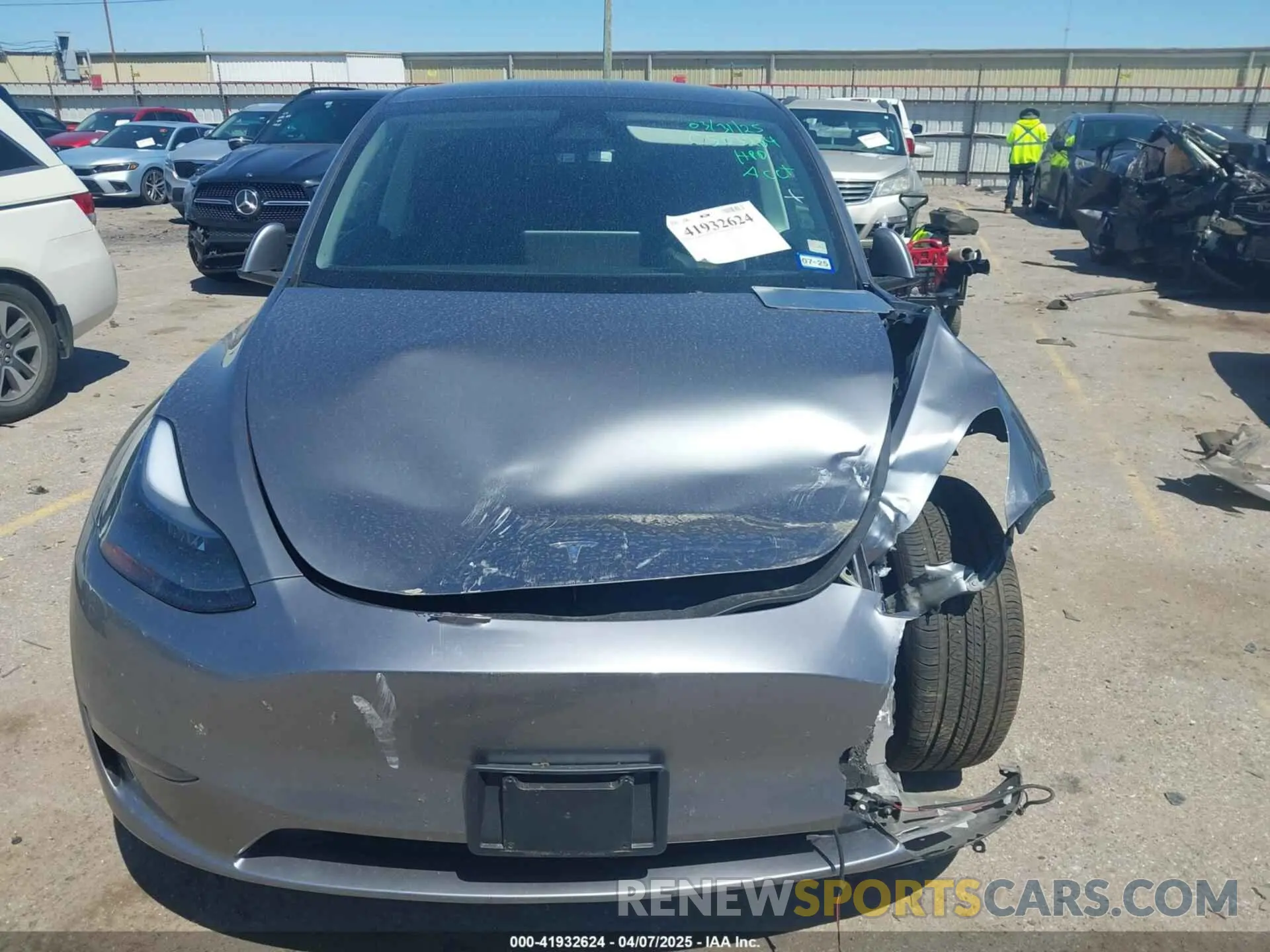 12 fotografías del automóvil dañado 7SAYGAEE3RF153644 TESLA MODEL Y 2024