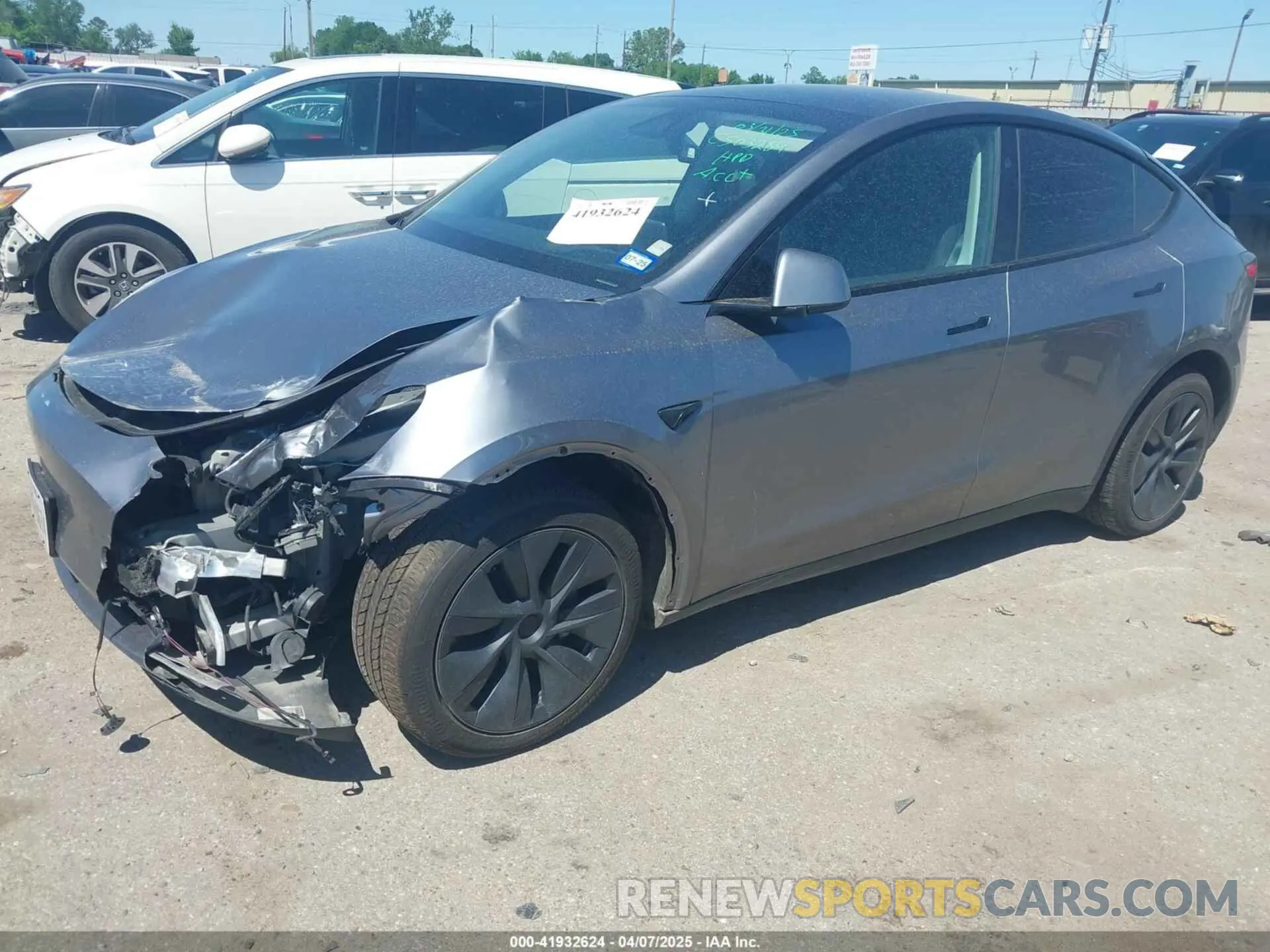 2 fotografías del automóvil dañado 7SAYGAEE3RF153644 TESLA MODEL Y 2024