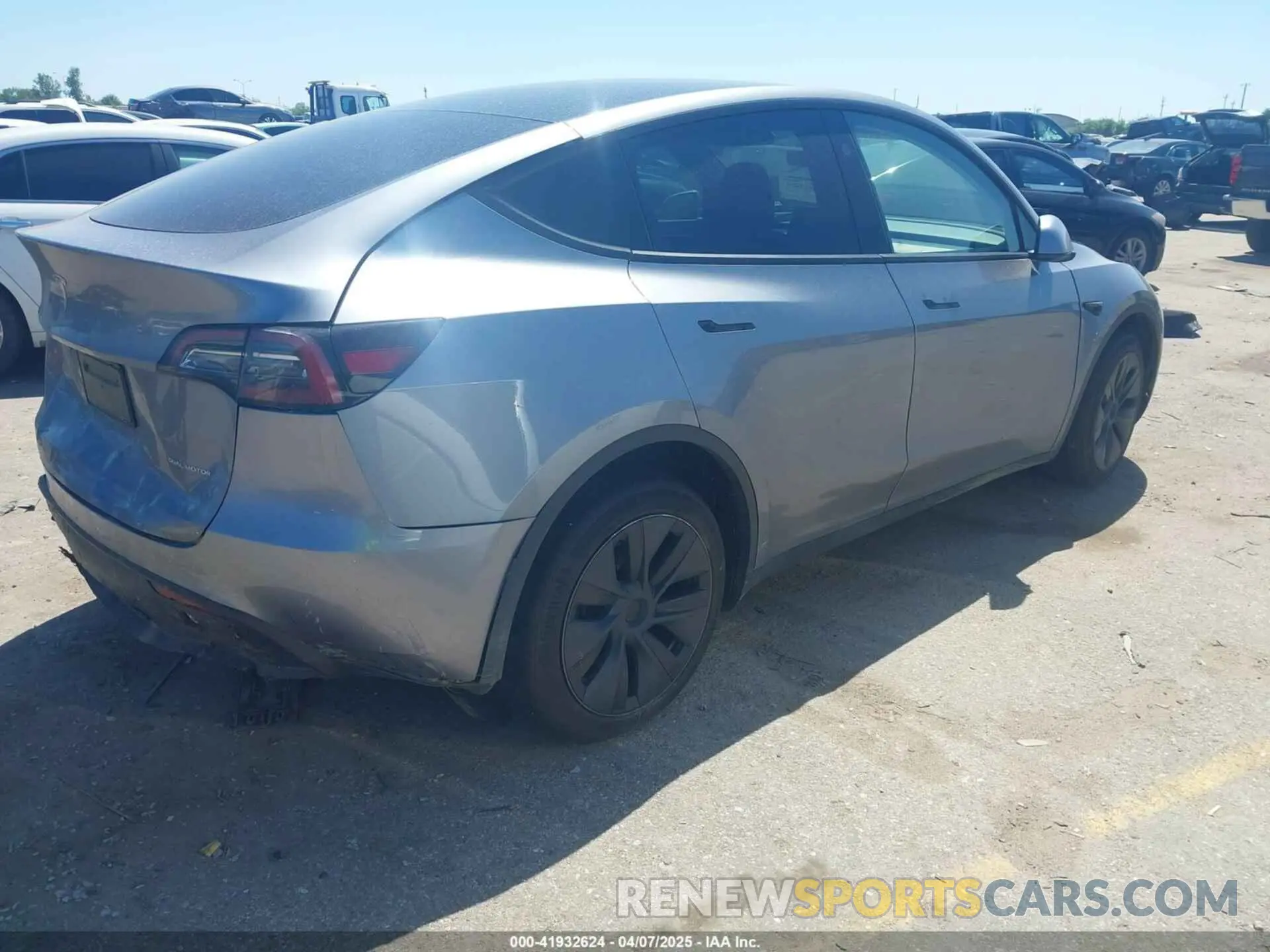 4 fotografías del automóvil dañado 7SAYGAEE3RF153644 TESLA MODEL Y 2024