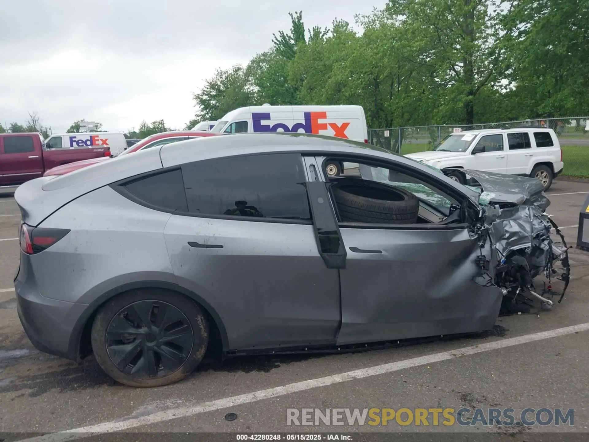 12 fotografías del automóvil dañado 7SAYGAEE3RF212921 TESLA MODEL Y 2024