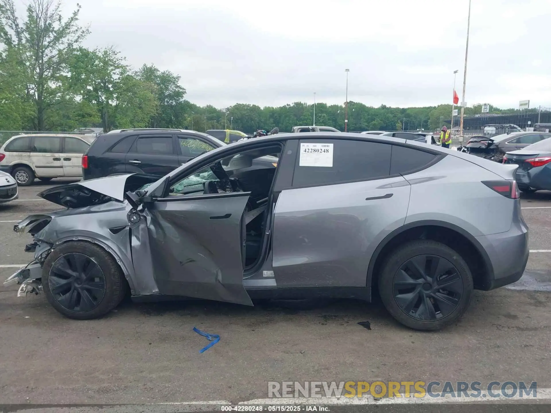 13 fotografías del automóvil dañado 7SAYGAEE3RF212921 TESLA MODEL Y 2024
