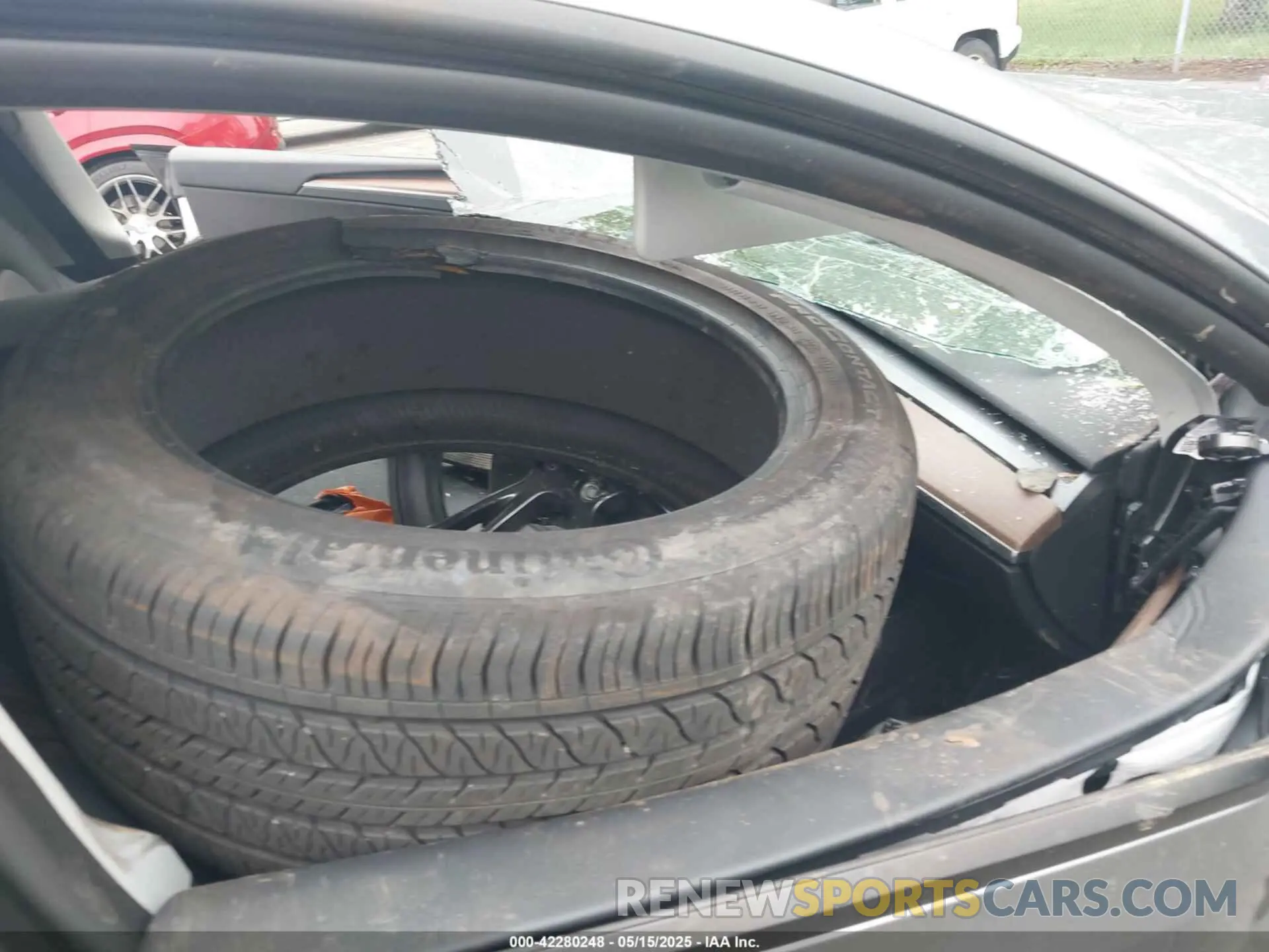 5 fotografías del automóvil dañado 7SAYGAEE3RF212921 TESLA MODEL Y 2024