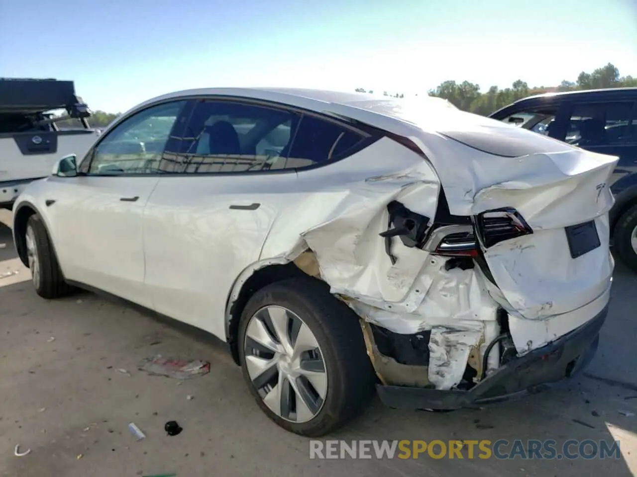 2 fotografías del automóvil dañado 7SAYGAEE5RF010615 TESLA MODEL Y 2024
