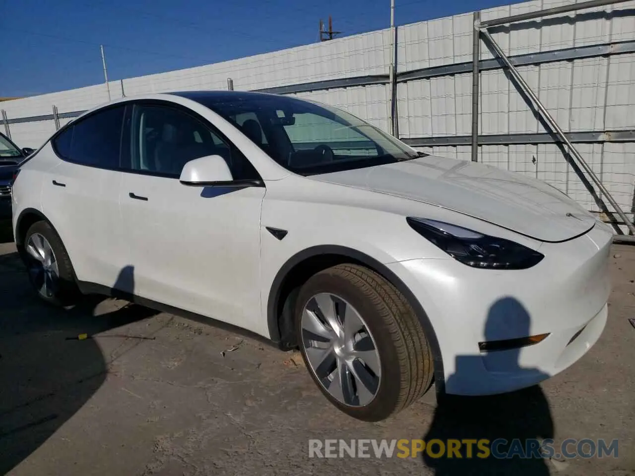 4 fotografías del automóvil dañado 7SAYGAEE5RF010615 TESLA MODEL Y 2024