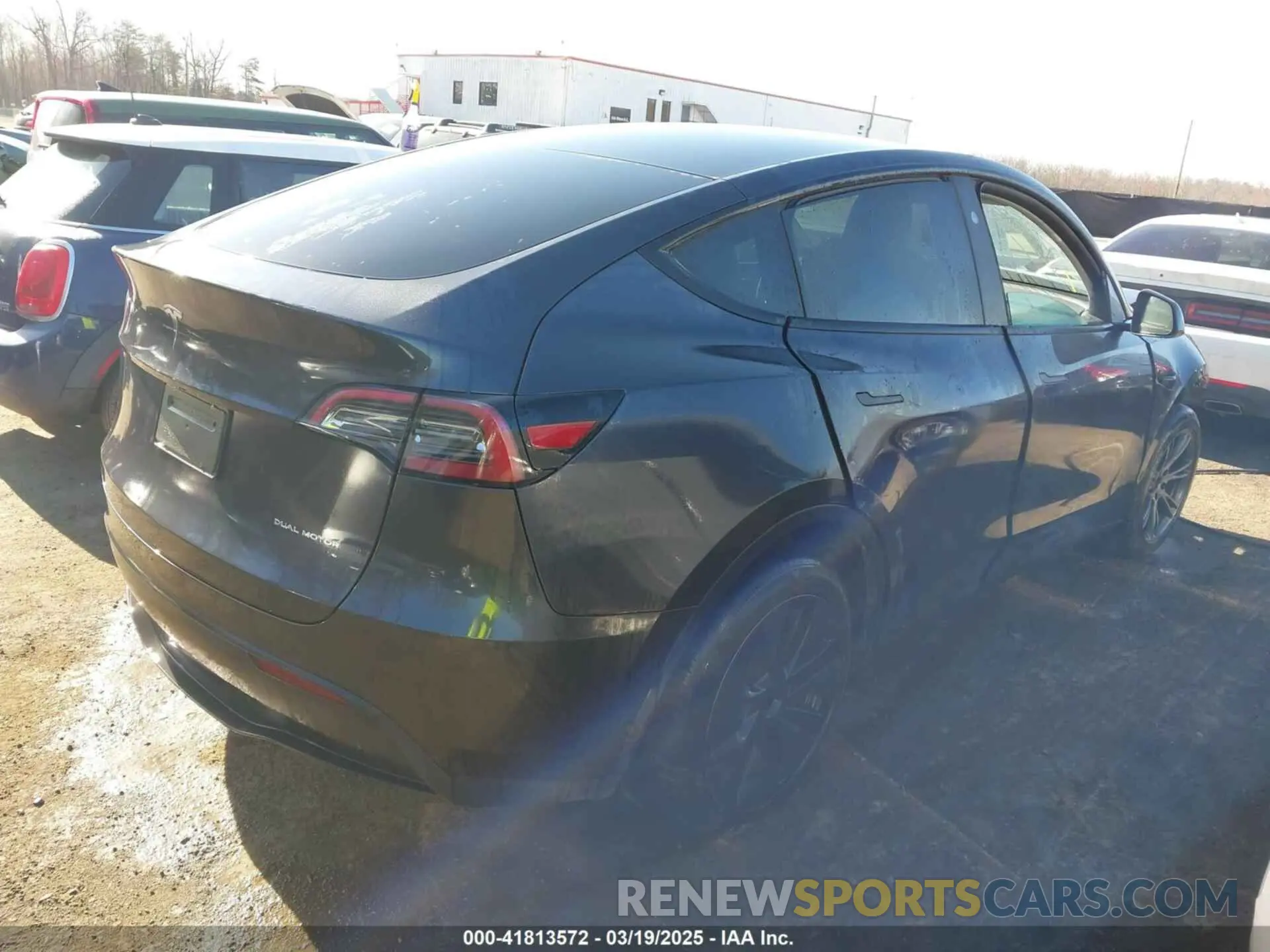 4 fotografías del automóvil dañado 7SAYGAEE5RF127224 TESLA MODEL Y 2024
