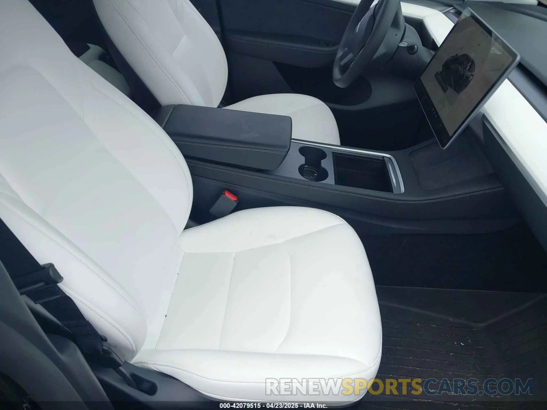 5 fotografías del automóvil dañado 7SAYGAEE5RF186418 TESLA MODEL Y 2024