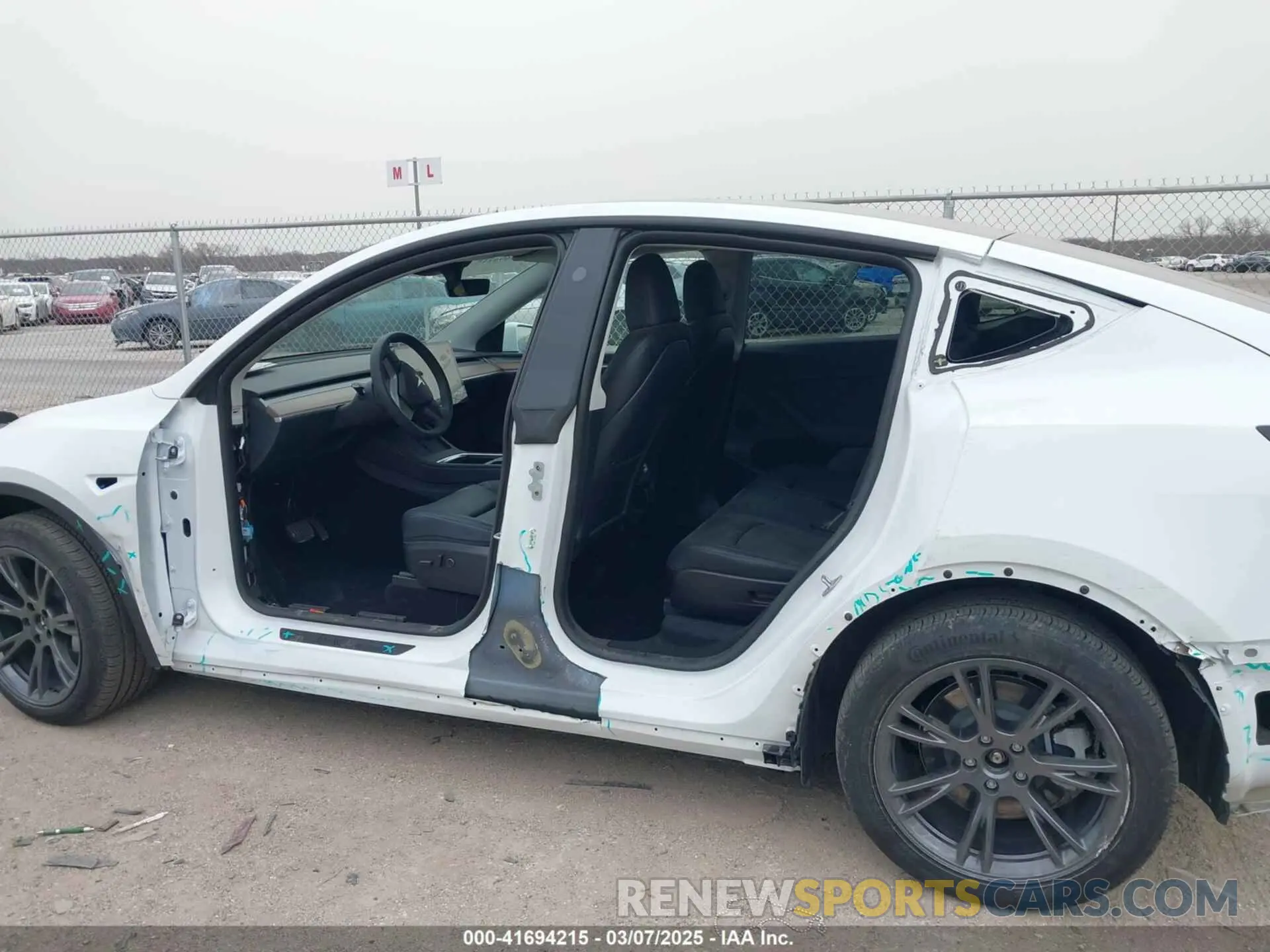 13 fotografías del automóvil dañado 7SAYGAEE6RF171037 TESLA MODEL Y 2024