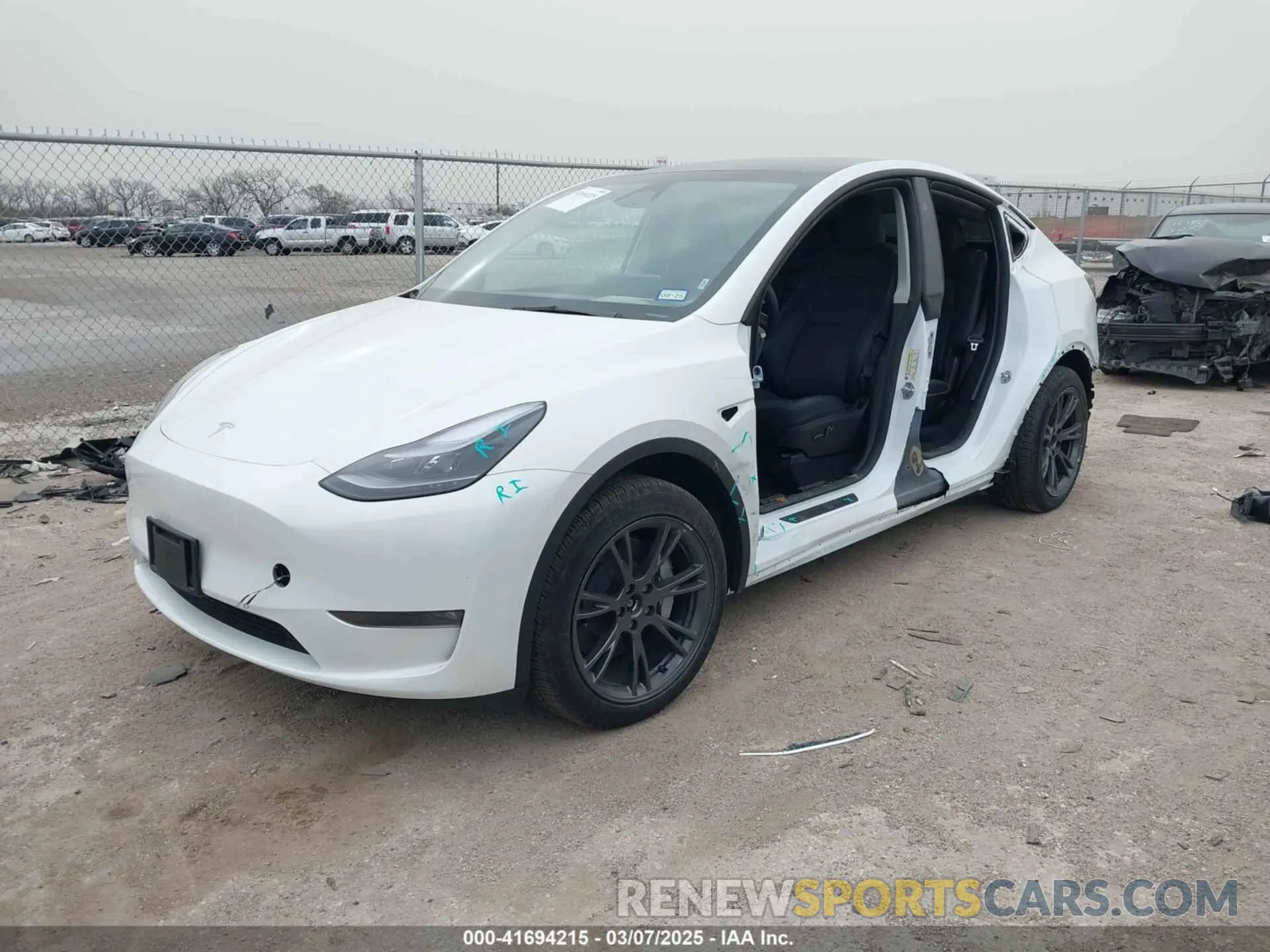 2 fotografías del automóvil dañado 7SAYGAEE6RF171037 TESLA MODEL Y 2024