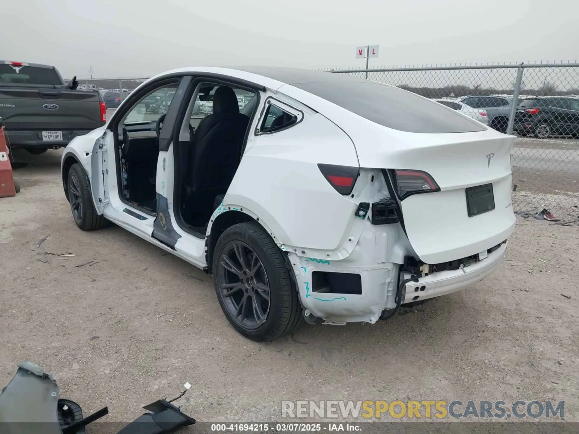 3 fotografías del automóvil dañado 7SAYGAEE6RF171037 TESLA MODEL Y 2024