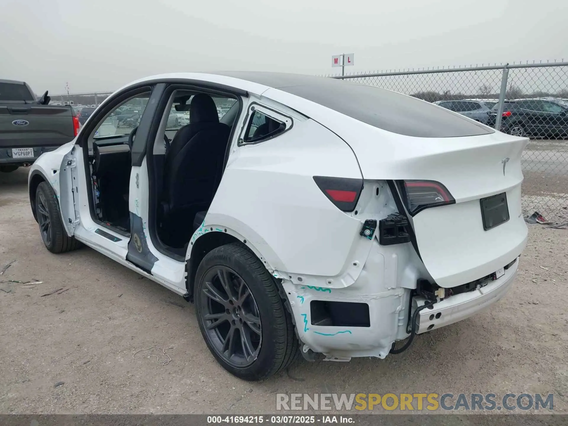 6 fotografías del automóvil dañado 7SAYGAEE6RF171037 TESLA MODEL Y 2024