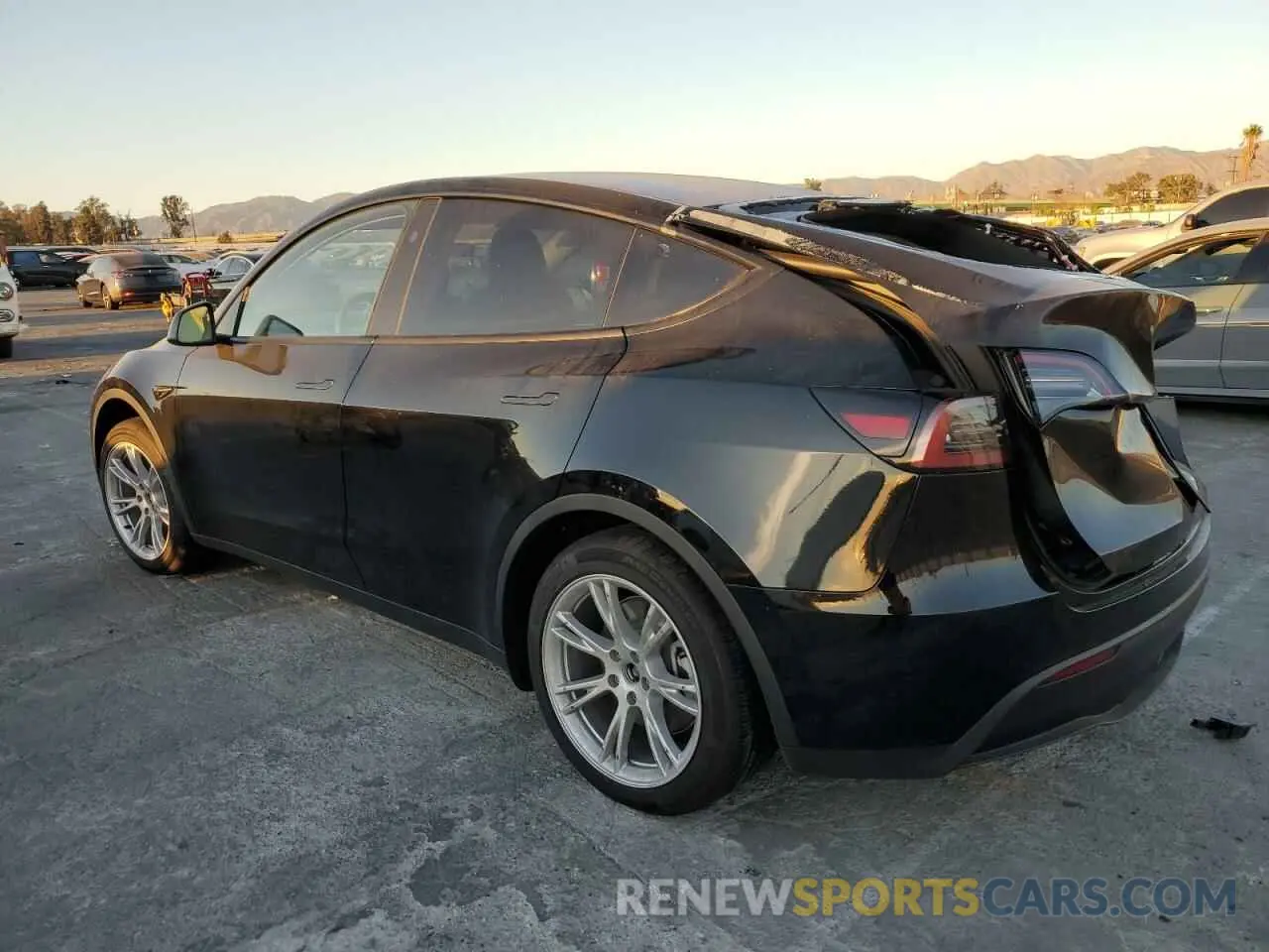 2 fotografías del automóvil dañado 7SAYGAEEXRF063469 TESLA MODEL Y 2024