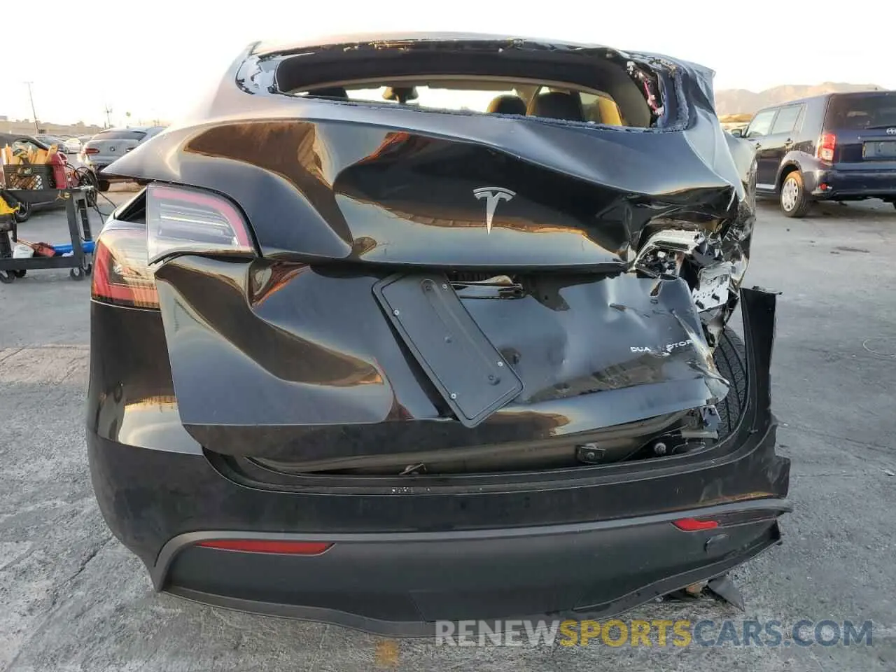 6 fotografías del automóvil dañado 7SAYGAEEXRF063469 TESLA MODEL Y 2024