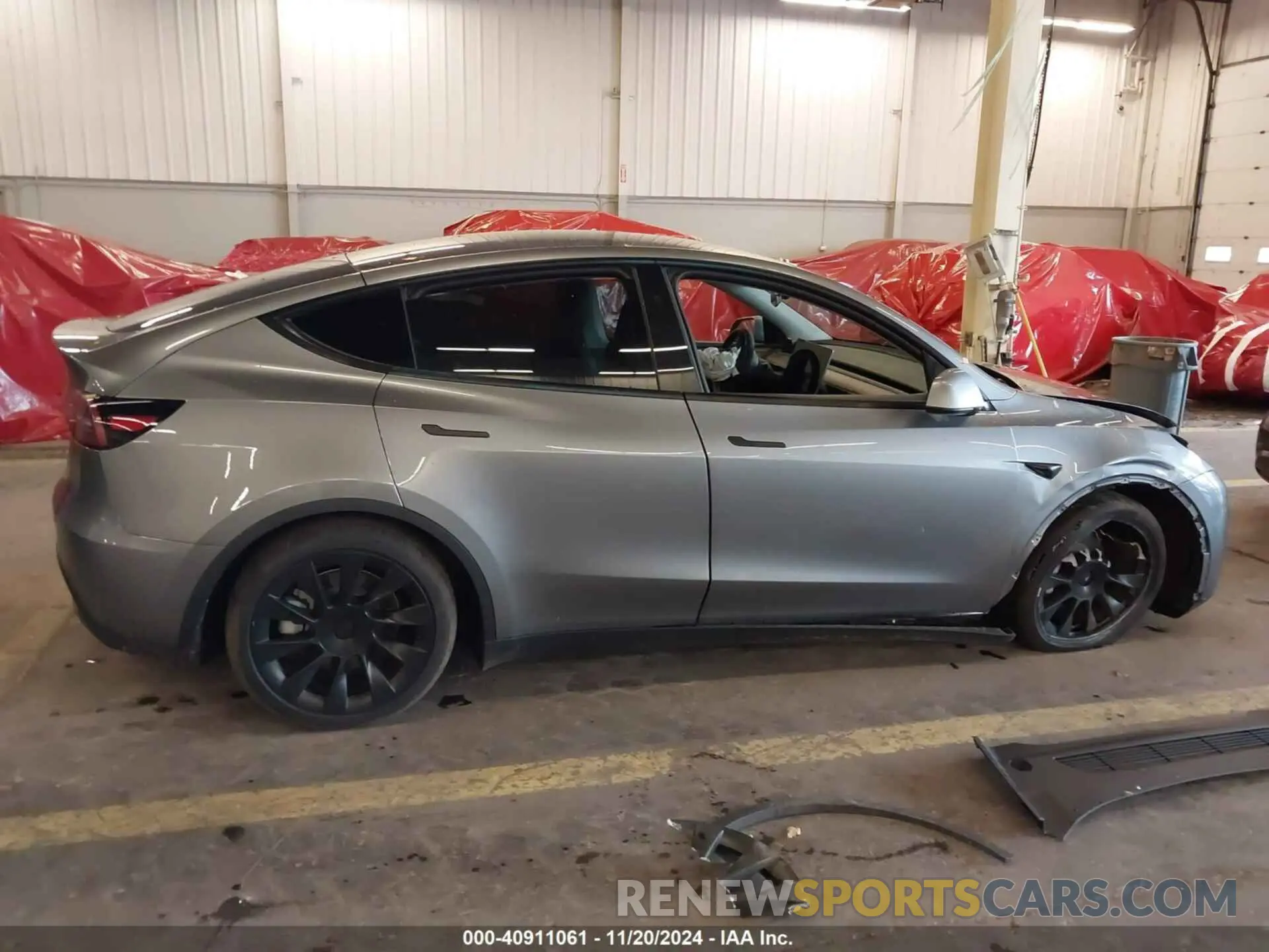 13 fotografías del automóvil dañado 7SAYGAEEXRF170814 TESLA MODEL Y 2024