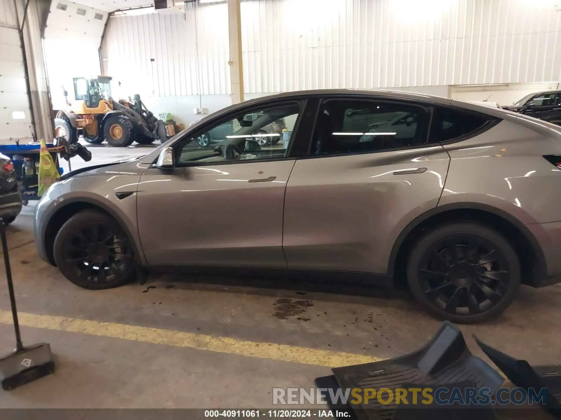14 fotografías del automóvil dañado 7SAYGAEEXRF170814 TESLA MODEL Y 2024