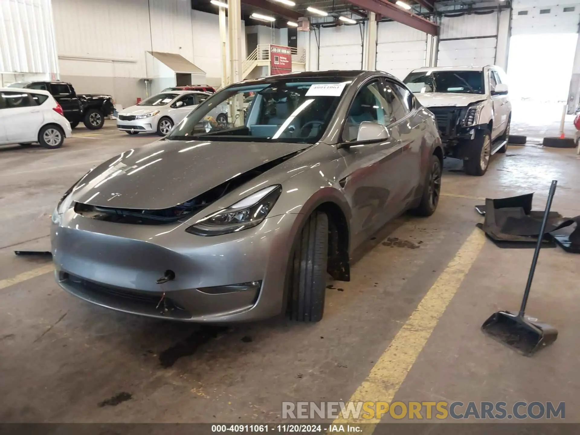 2 fotografías del automóvil dañado 7SAYGAEEXRF170814 TESLA MODEL Y 2024