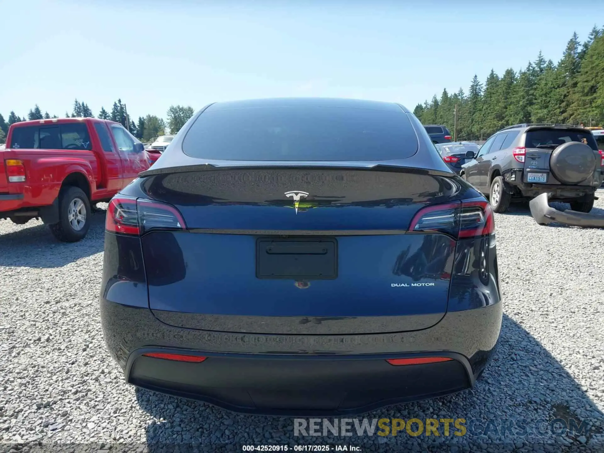 17 fotografías del automóvil dañado 7SAYGAEEXRF180212 TESLA MODEL Y 2024