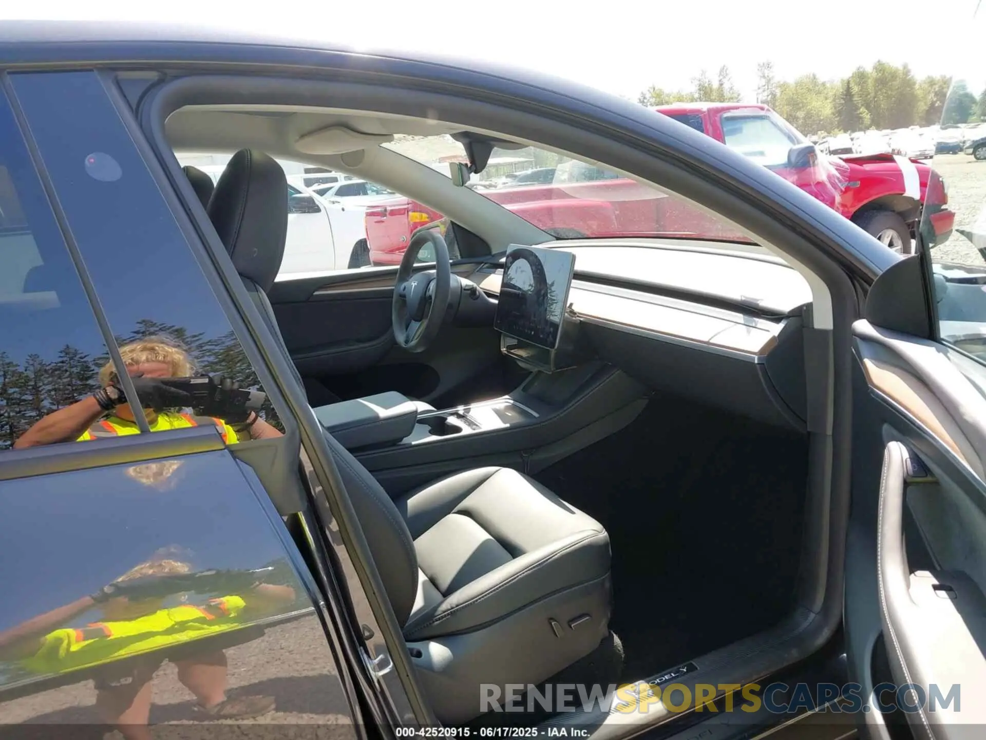 5 fotografías del automóvil dañado 7SAYGAEEXRF180212 TESLA MODEL Y 2024