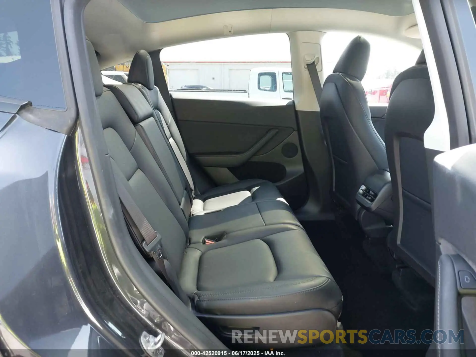 8 fotografías del automóvil dañado 7SAYGAEEXRF180212 TESLA MODEL Y 2024