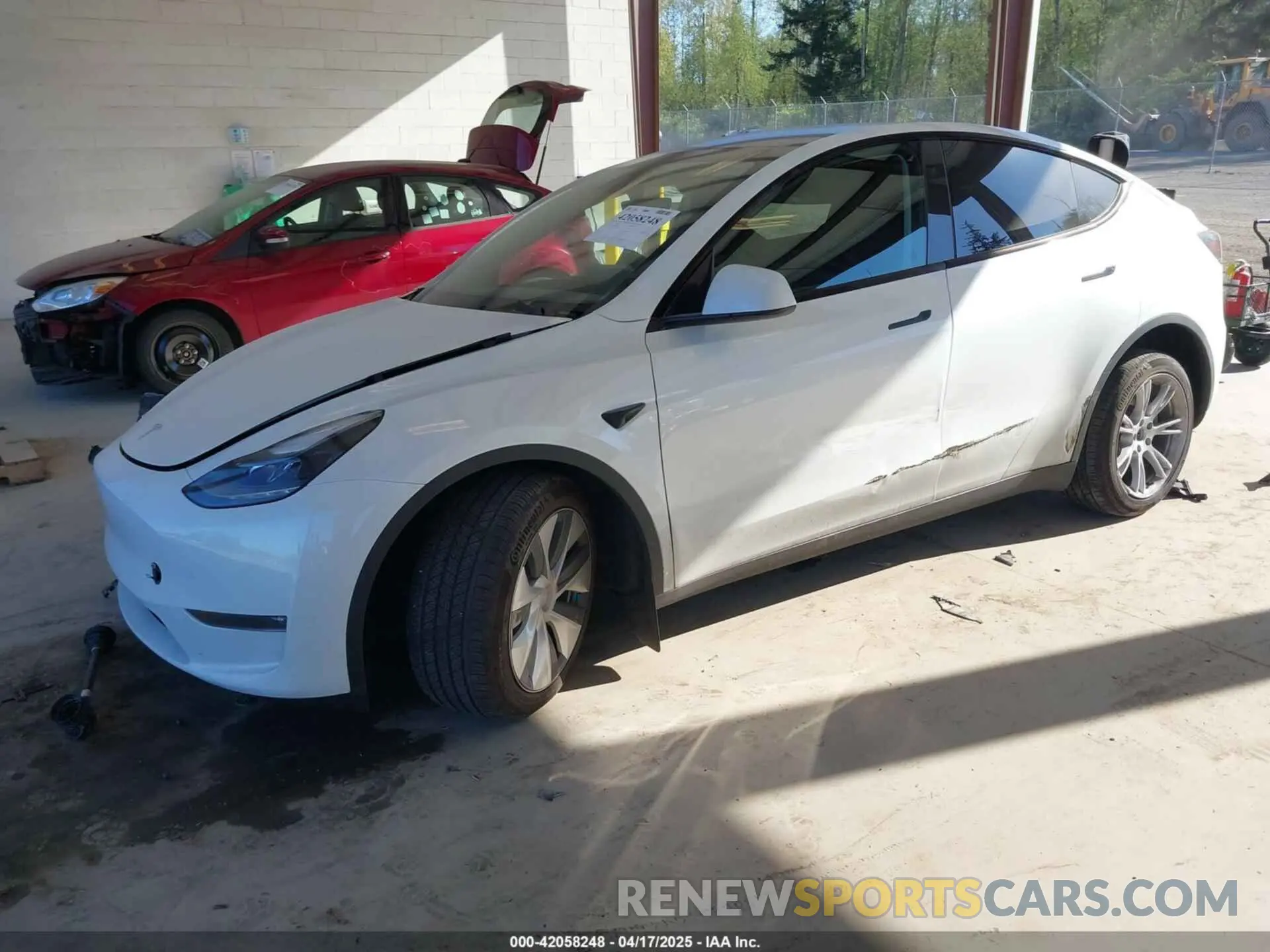2 fotografías del automóvil dañado 7SAYGAEEXRF988561 TESLA MODEL Y 2024