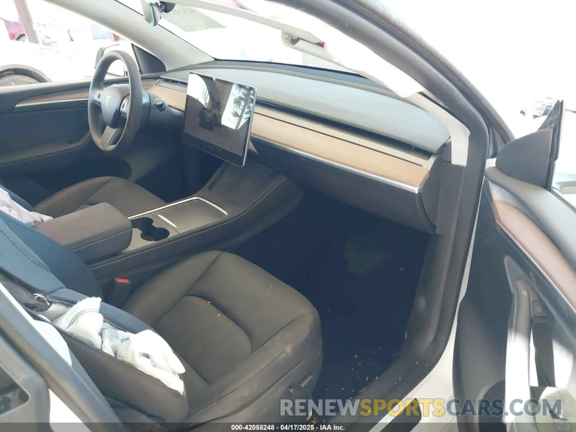 5 fotografías del automóvil dañado 7SAYGAEEXRF988561 TESLA MODEL Y 2024