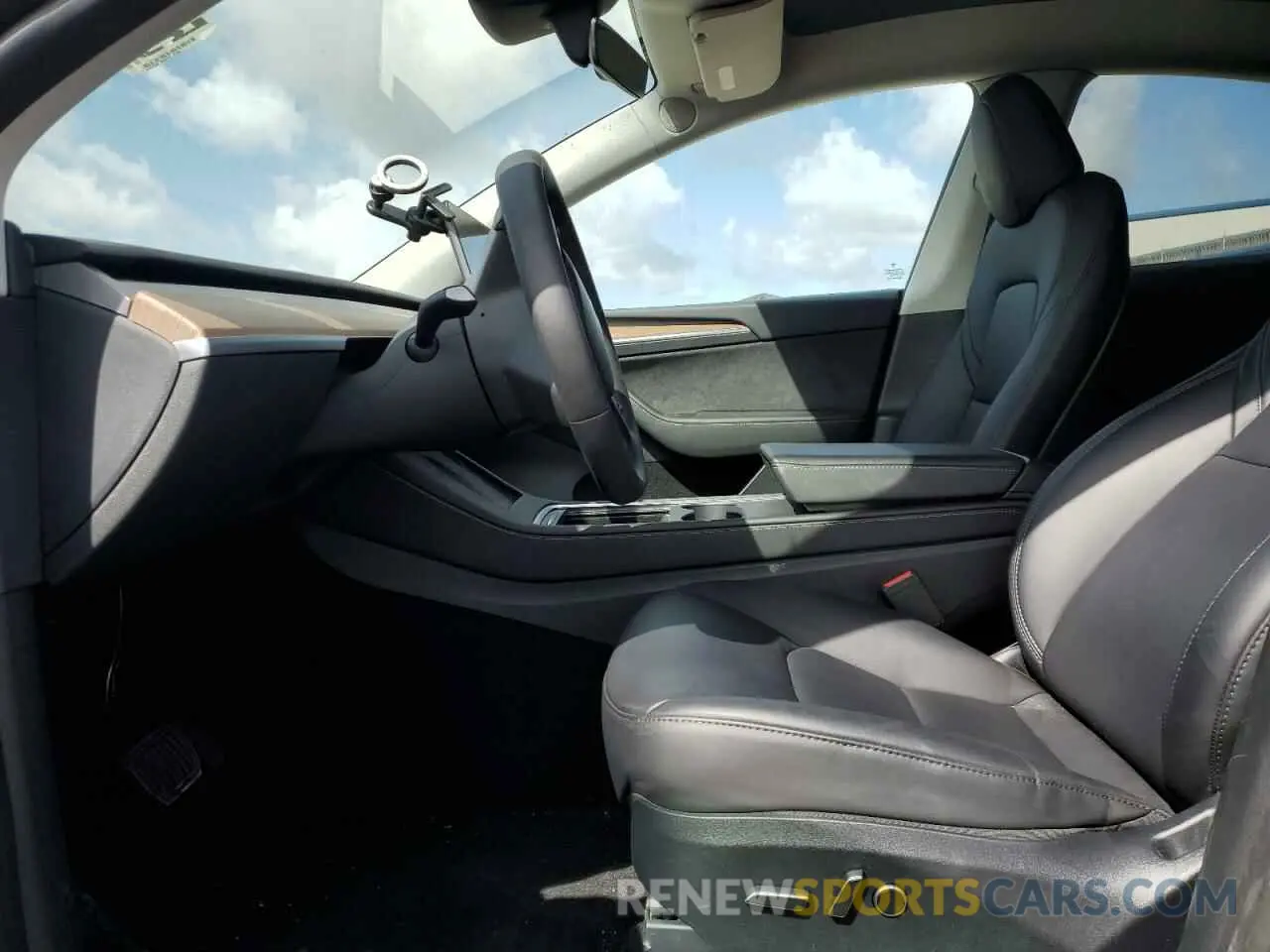 7 fotografías del automóvil dañado 7SAYGAEEXRF988799 TESLA MODEL Y 2024