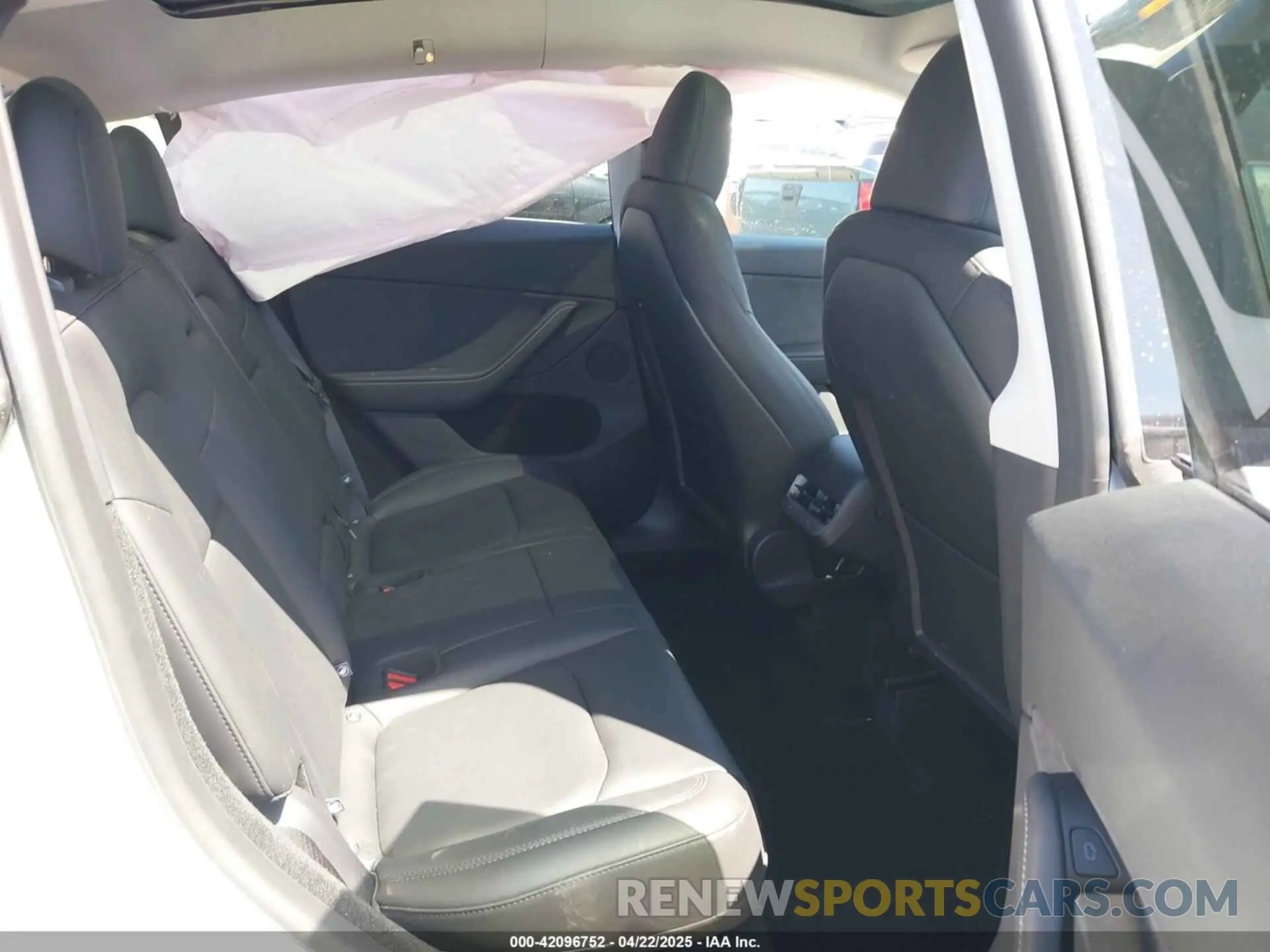 8 fotografías del automóvil dañado 7SAYGDED0RA327806 TESLA MODEL Y 2024